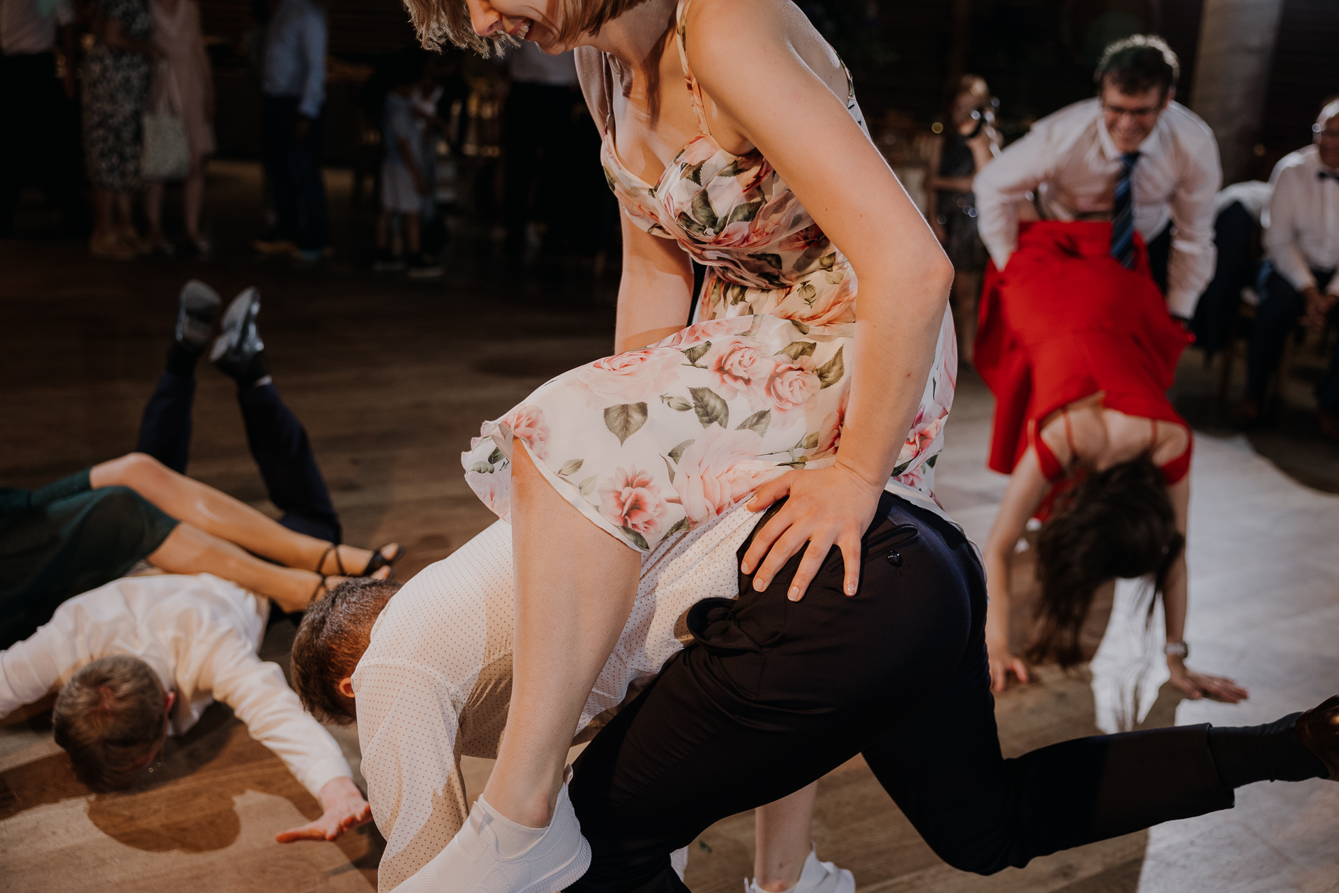 goście weselni tańczą podczas oczepin na sali weselnej