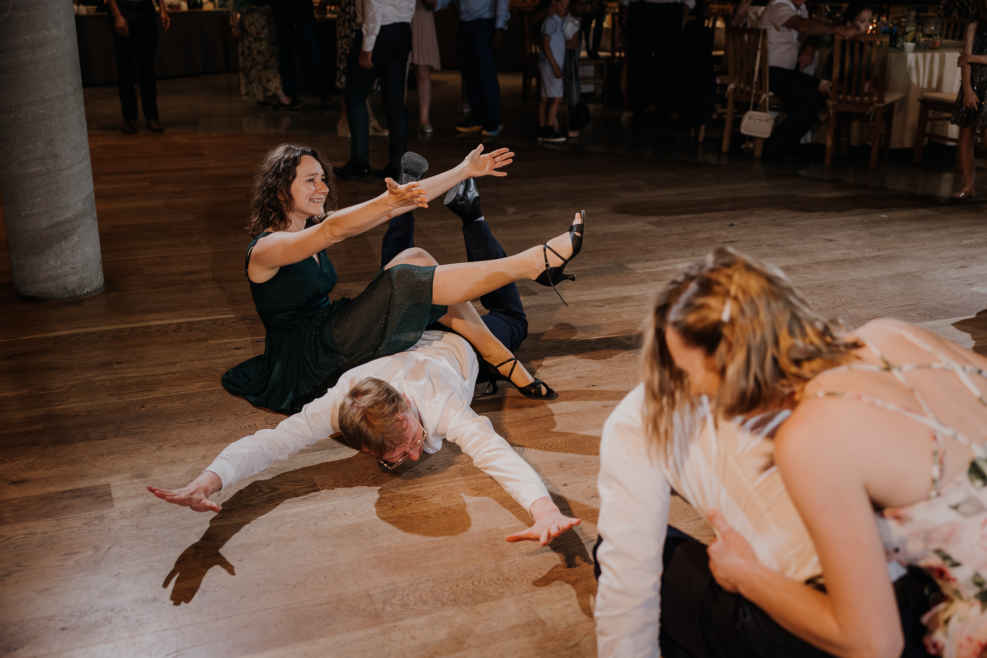 goście weselni tańczą podczas oczepin na sali weselnej