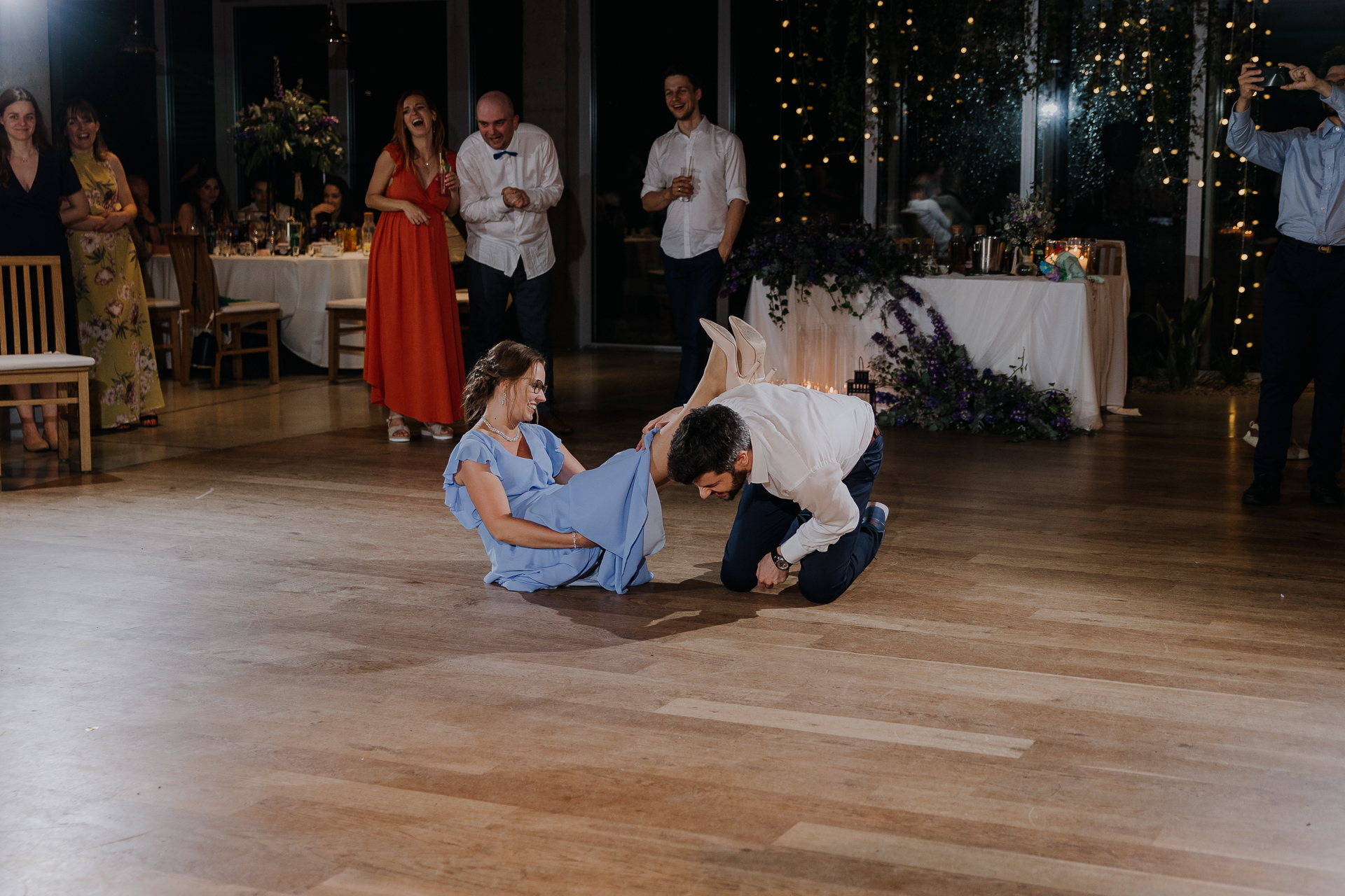 goście weselni tańczą podczas oczepin na sali weselnej