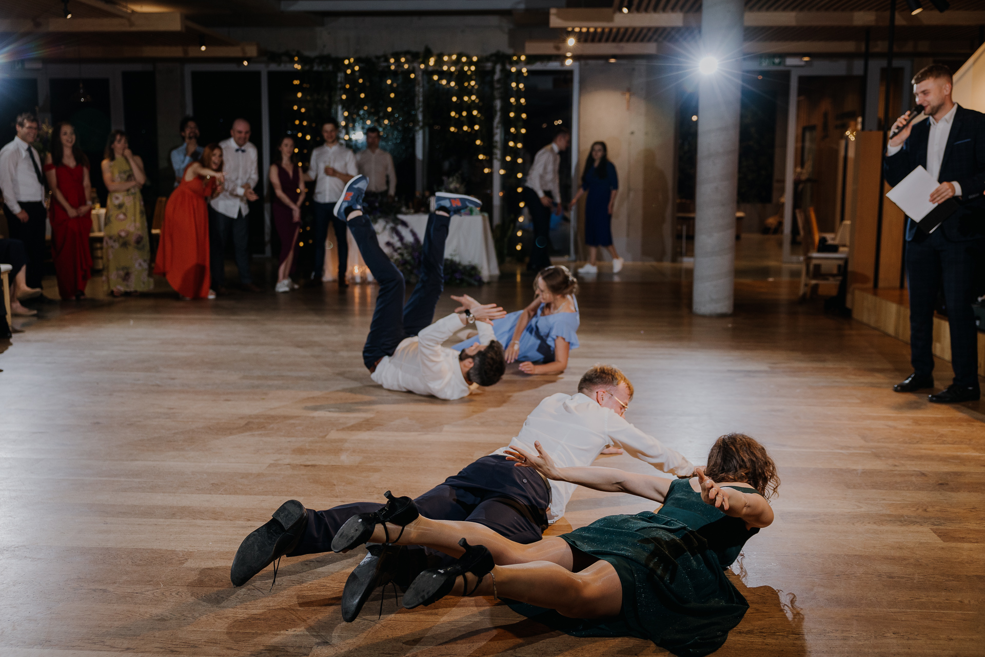 goście weselni tańczą podczas oczepin na sali weselnej