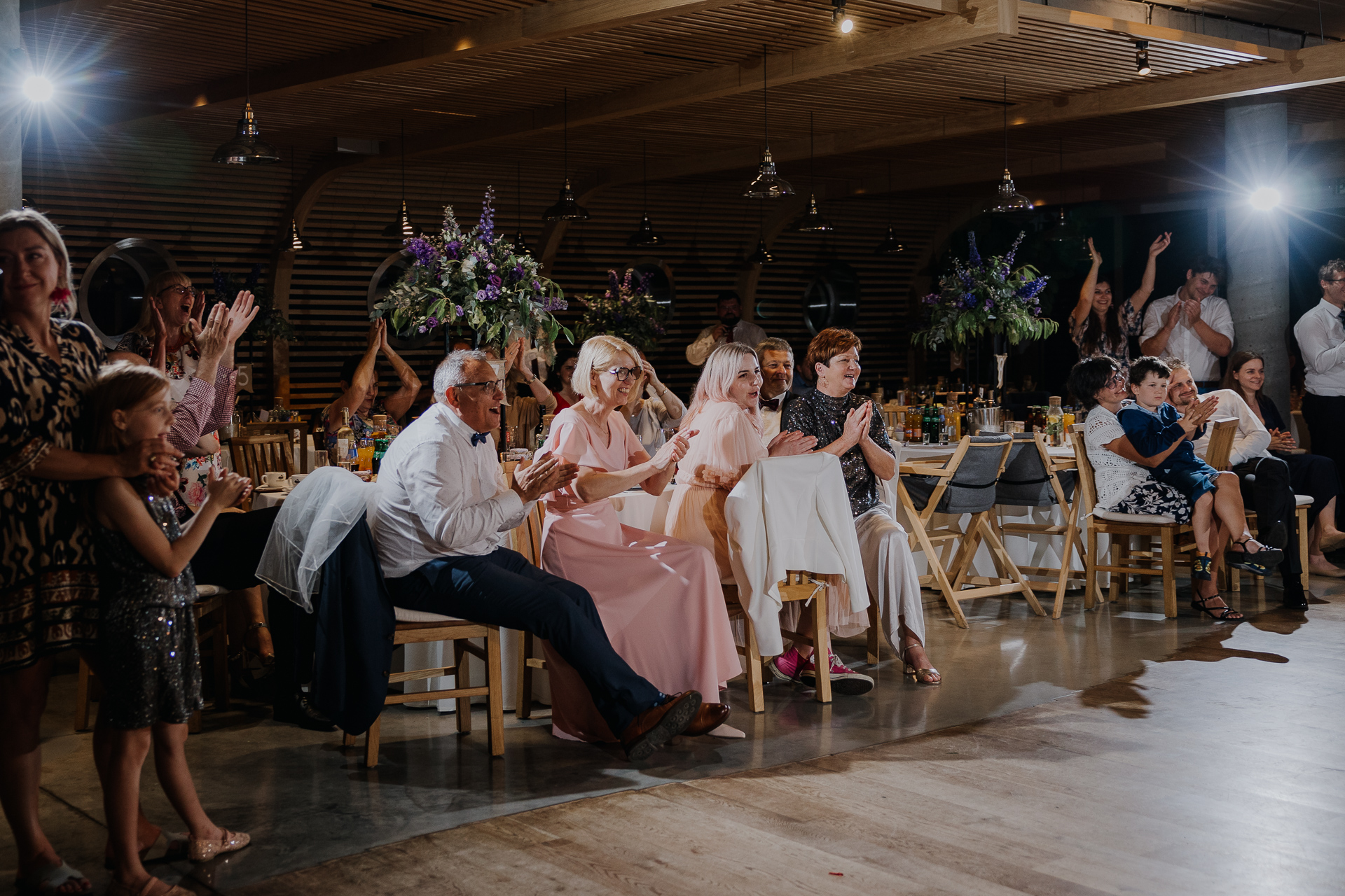 goście weselni tańczą podczas oczepin na sali weselnej