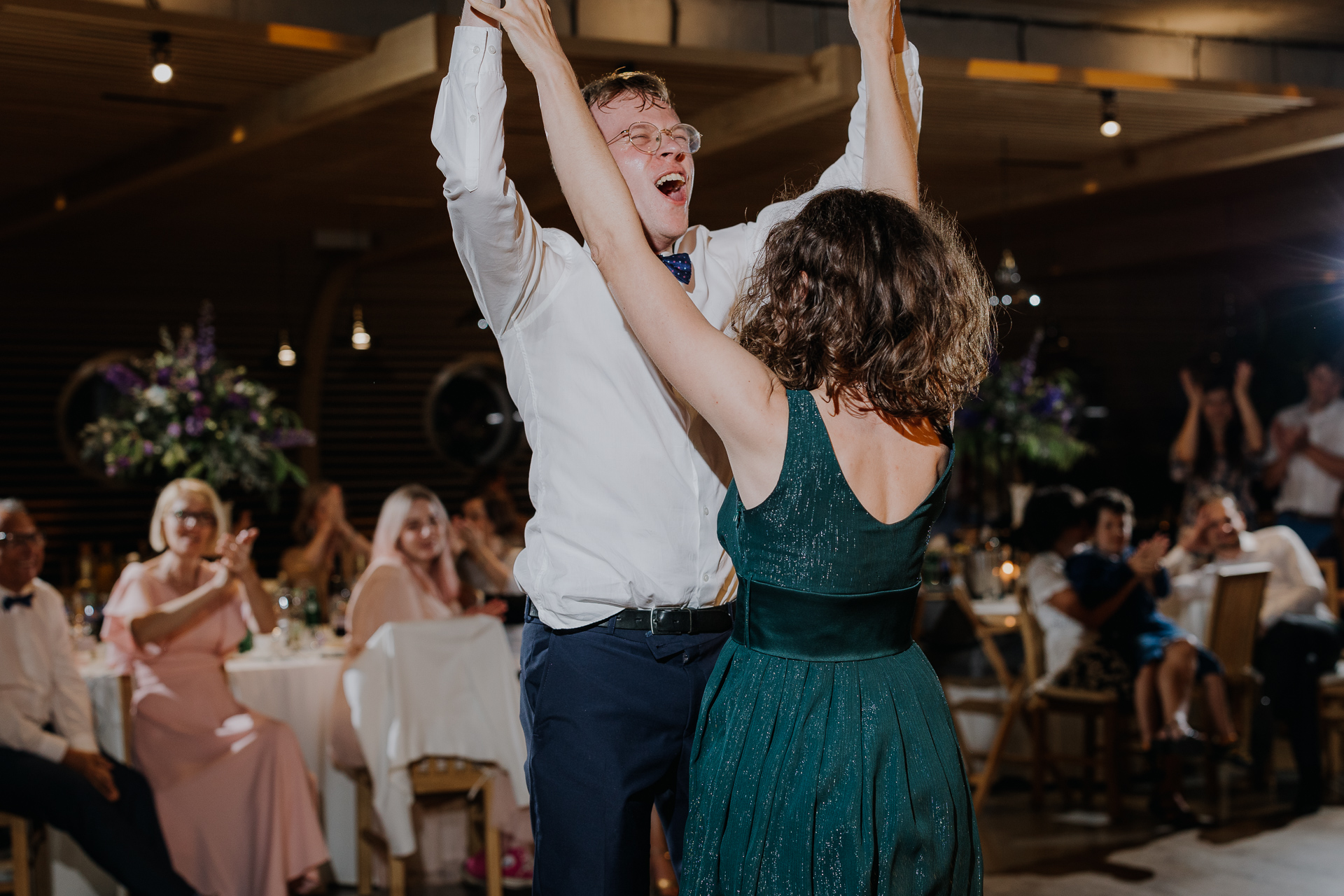 goście weselni tańczą podczas oczepin na sali weselnej