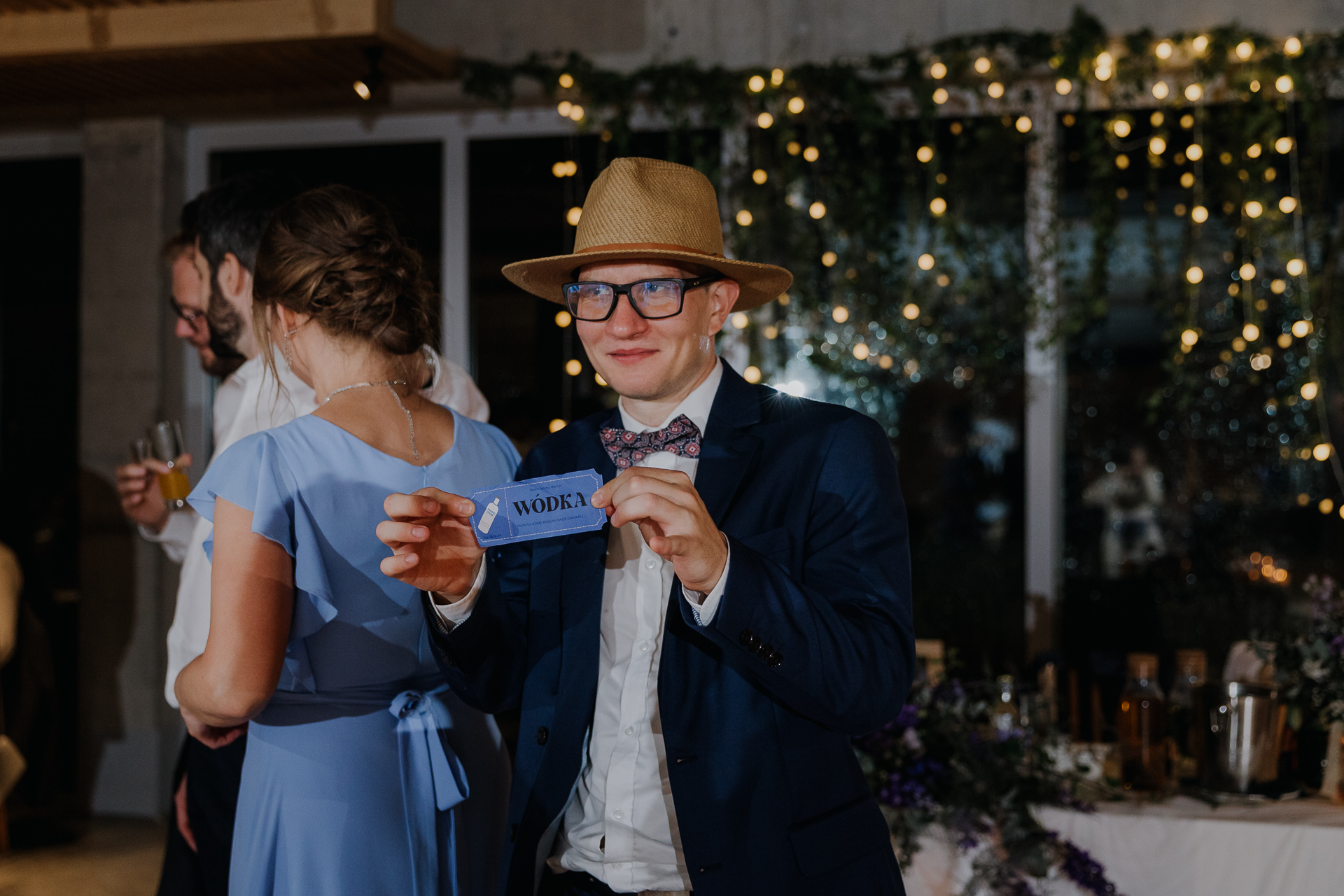 Gość weselny pokazuje napis wódka po oczepinach