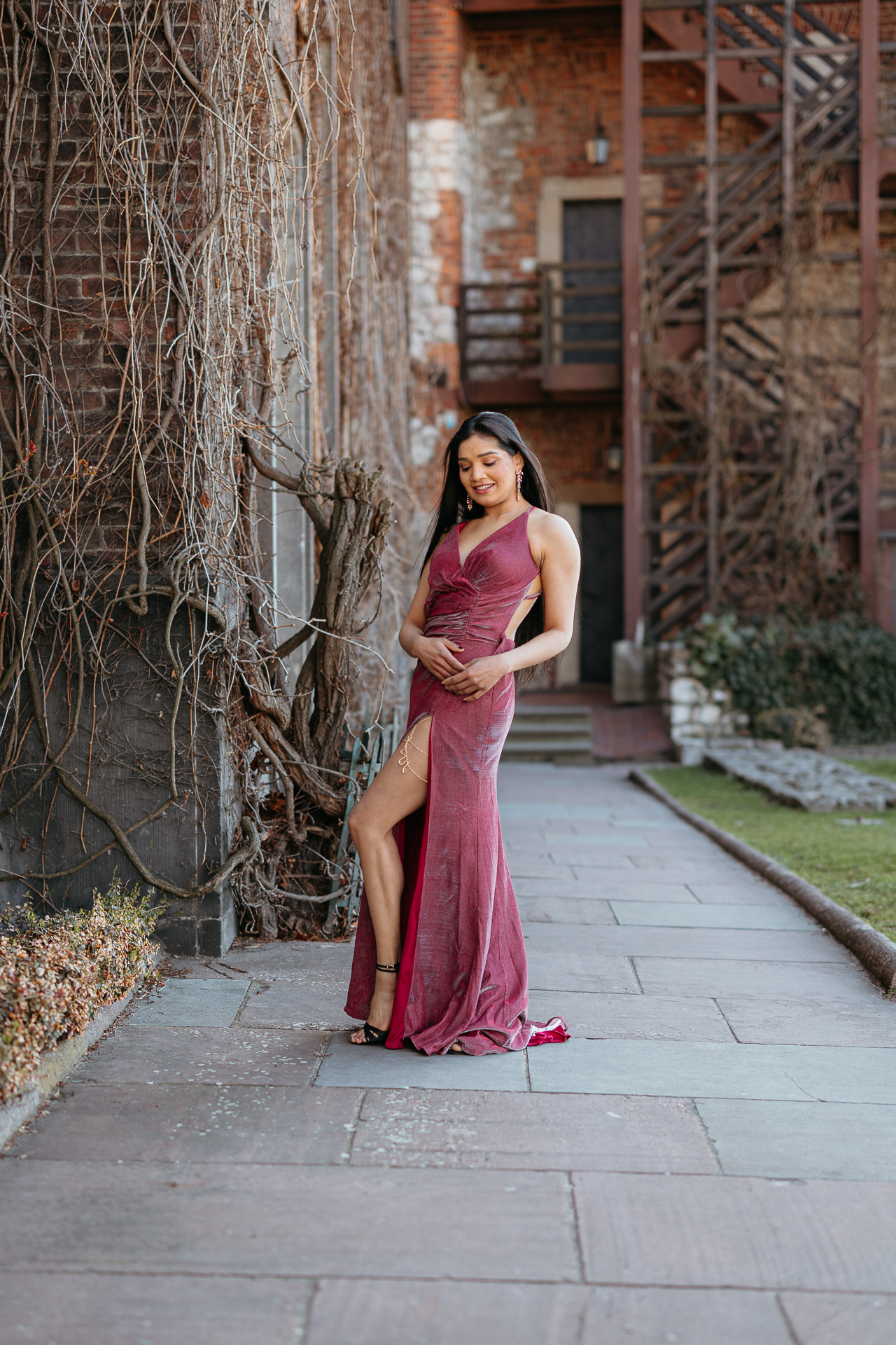 Sesja kobieca na Wawelu_Divya-06 Modelka w wiśniowej sukni pozuje na Zamku Królewskim w Krakowie, Wawel