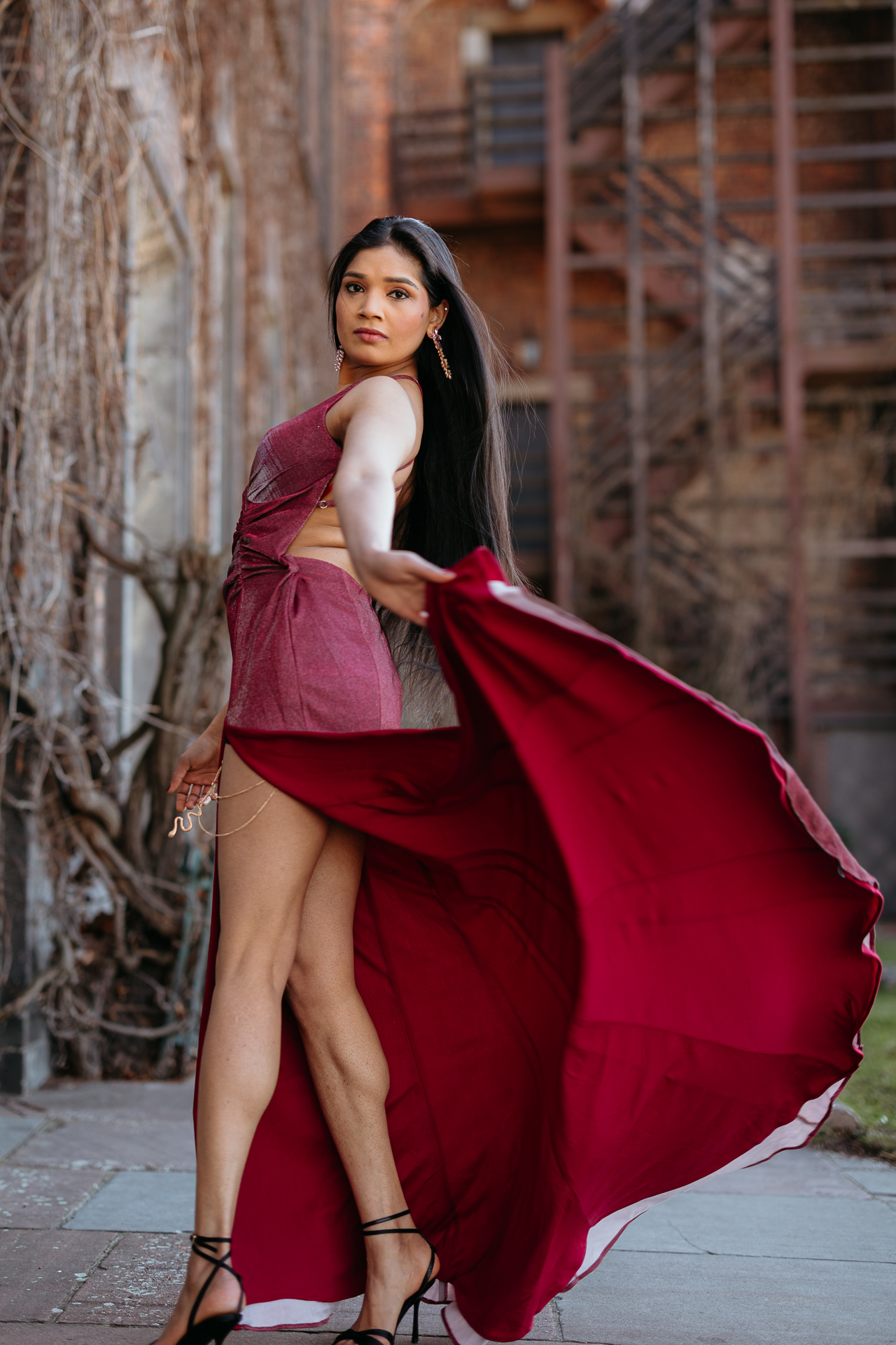 Sesja kobieca na Wawelu_Divya-09 Modelka w wiśniowej sukni pozuje na Wawelu, Kraków