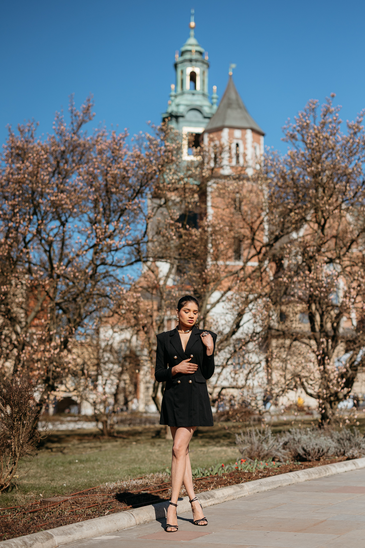 Sesja kobieca na Wawelu_Divya-48 Modelka w czarnej stylizacji na Zamku Królewskim w Krakowie