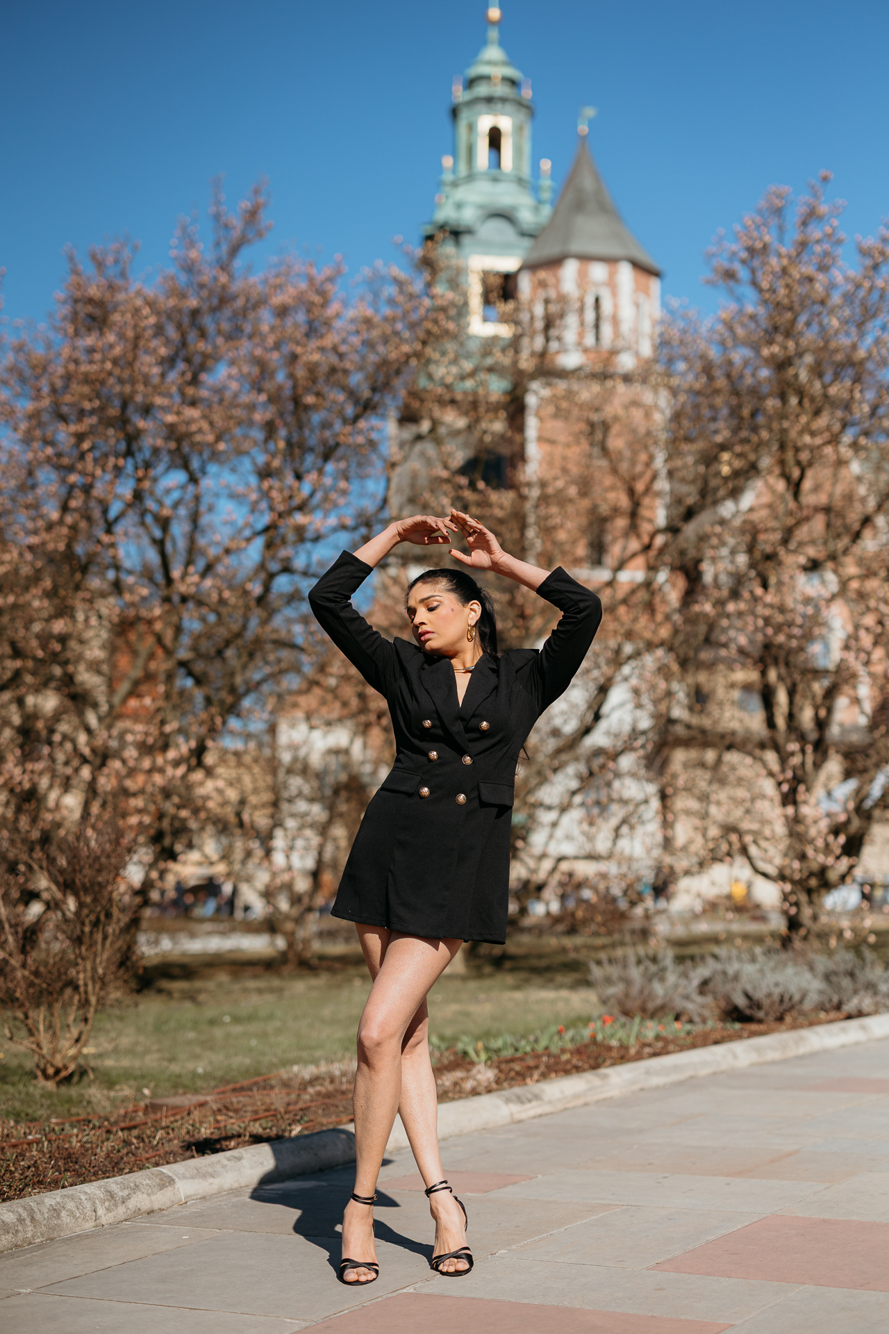 Sesja kobieca na Wawelu_Divya-49 Sesja z modelką w czarnej stylizacji na Wawelu z magnoliami w tle