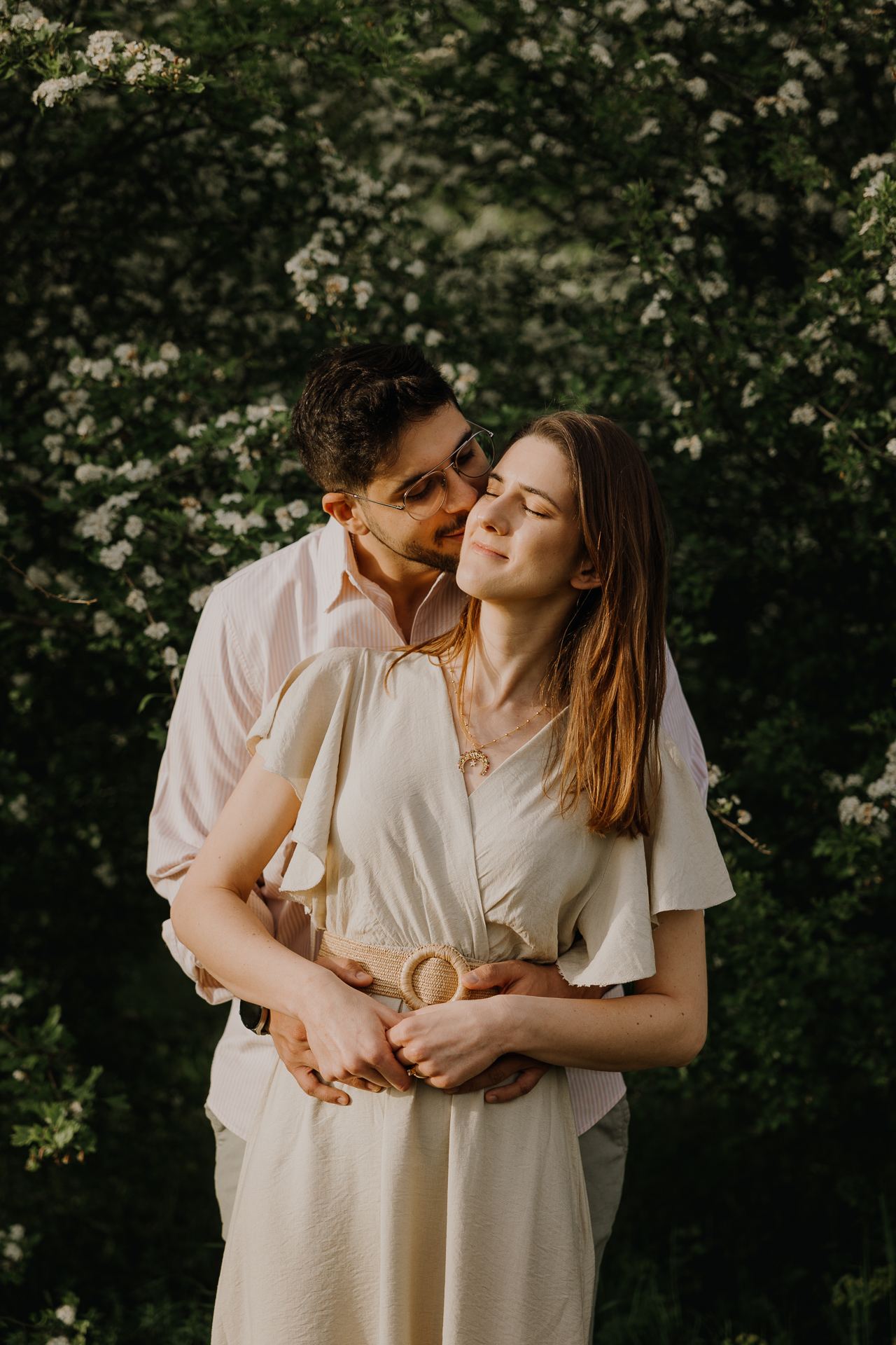 Narzeczeni przytuleni w pocałunku, sesja plenerowa w Krakowie