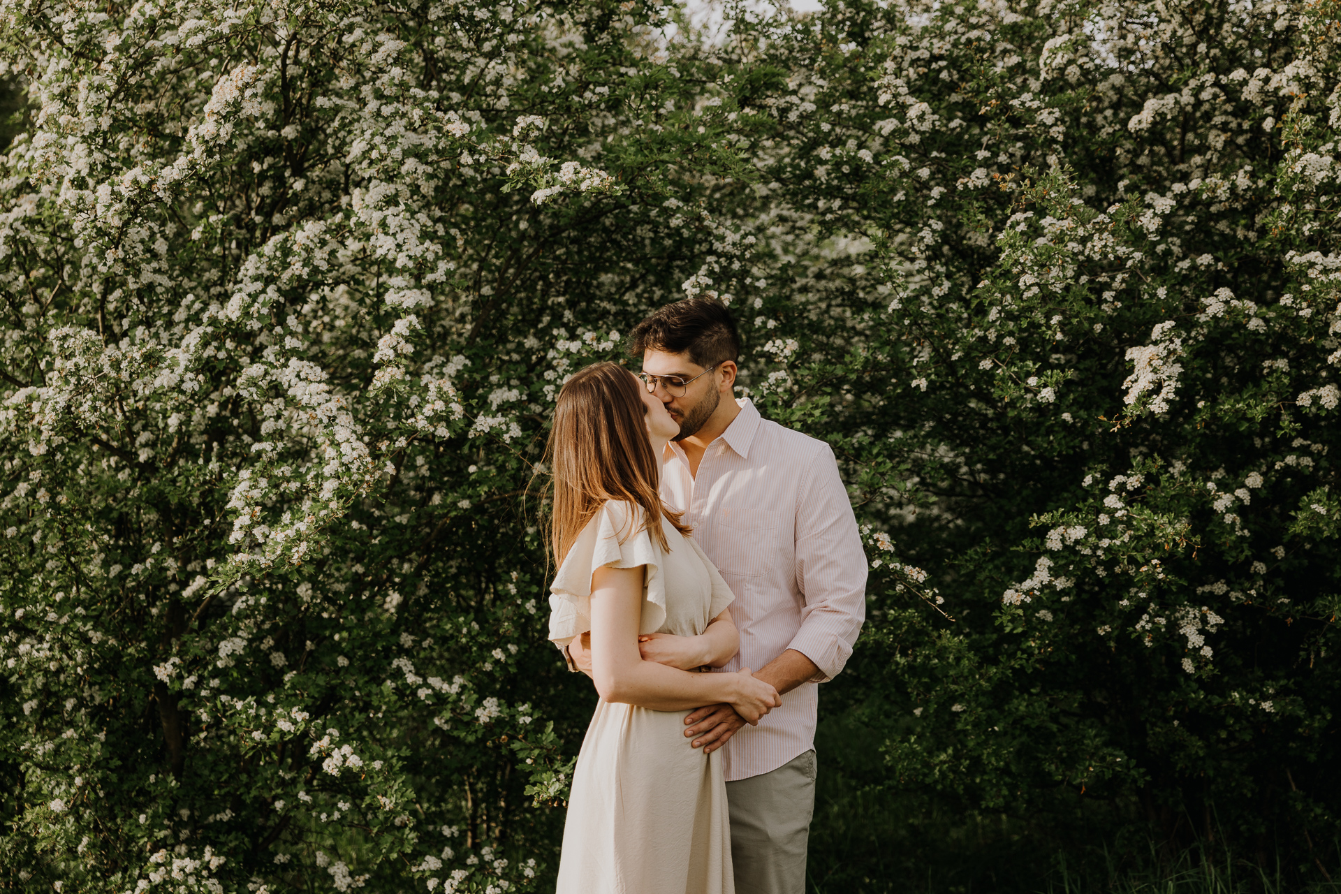 Narzeczeni przytuleni w pocałunku, sesja plenerowa w Krakowie
