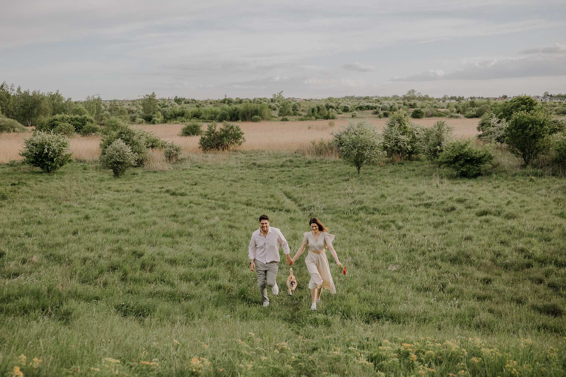Narzeczeńskie kadry w biegu z pieskiem Kraków