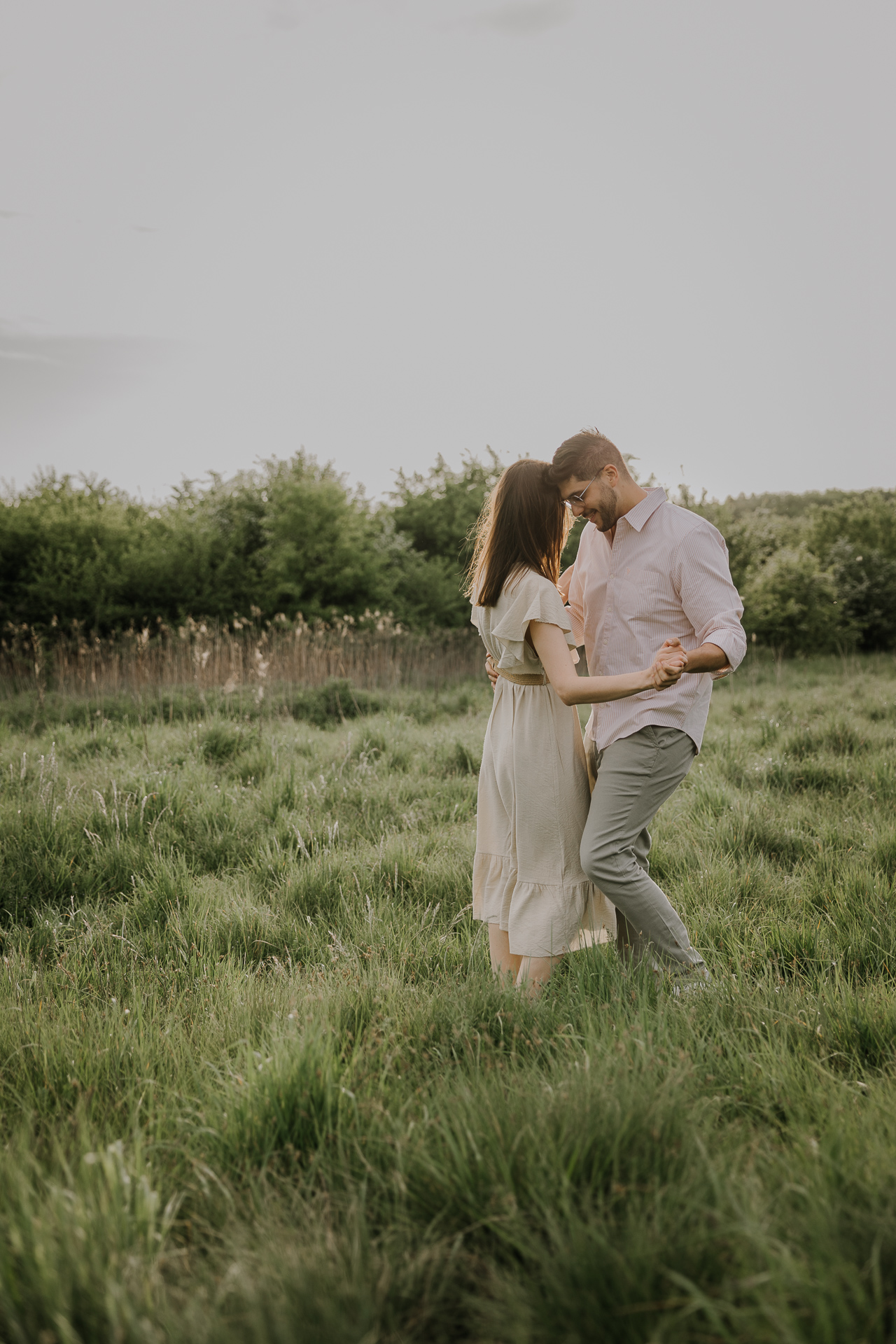 Taniec narzeczonych podczas sesji plenerowej