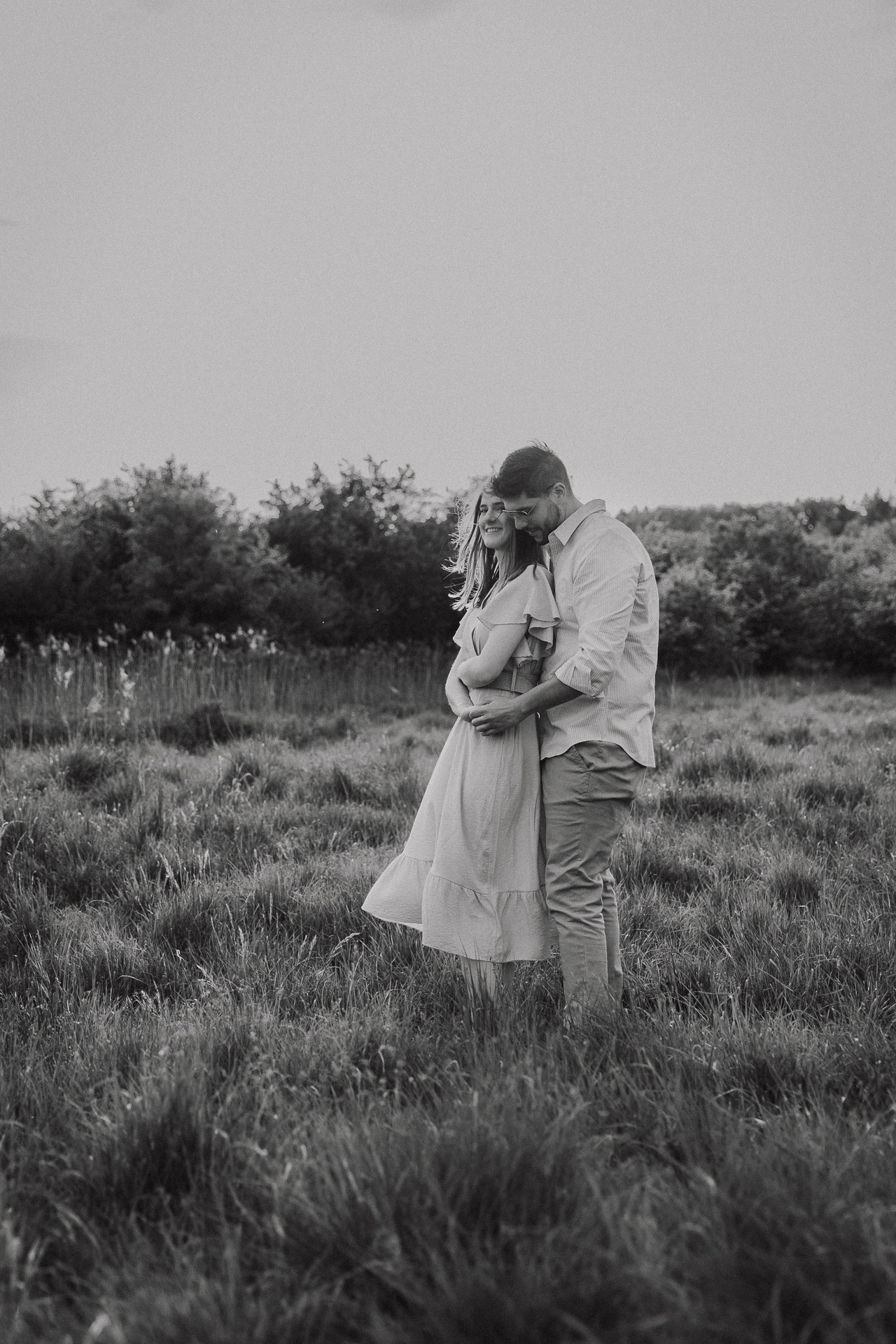 Taniec narzeczonych podczas sesji plenerowej