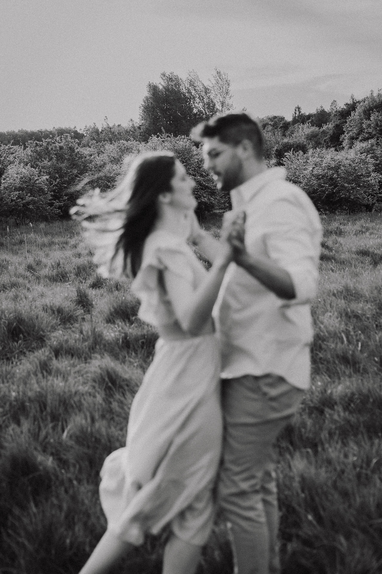 Taniec narzeczonych podczas sesji plenerowej