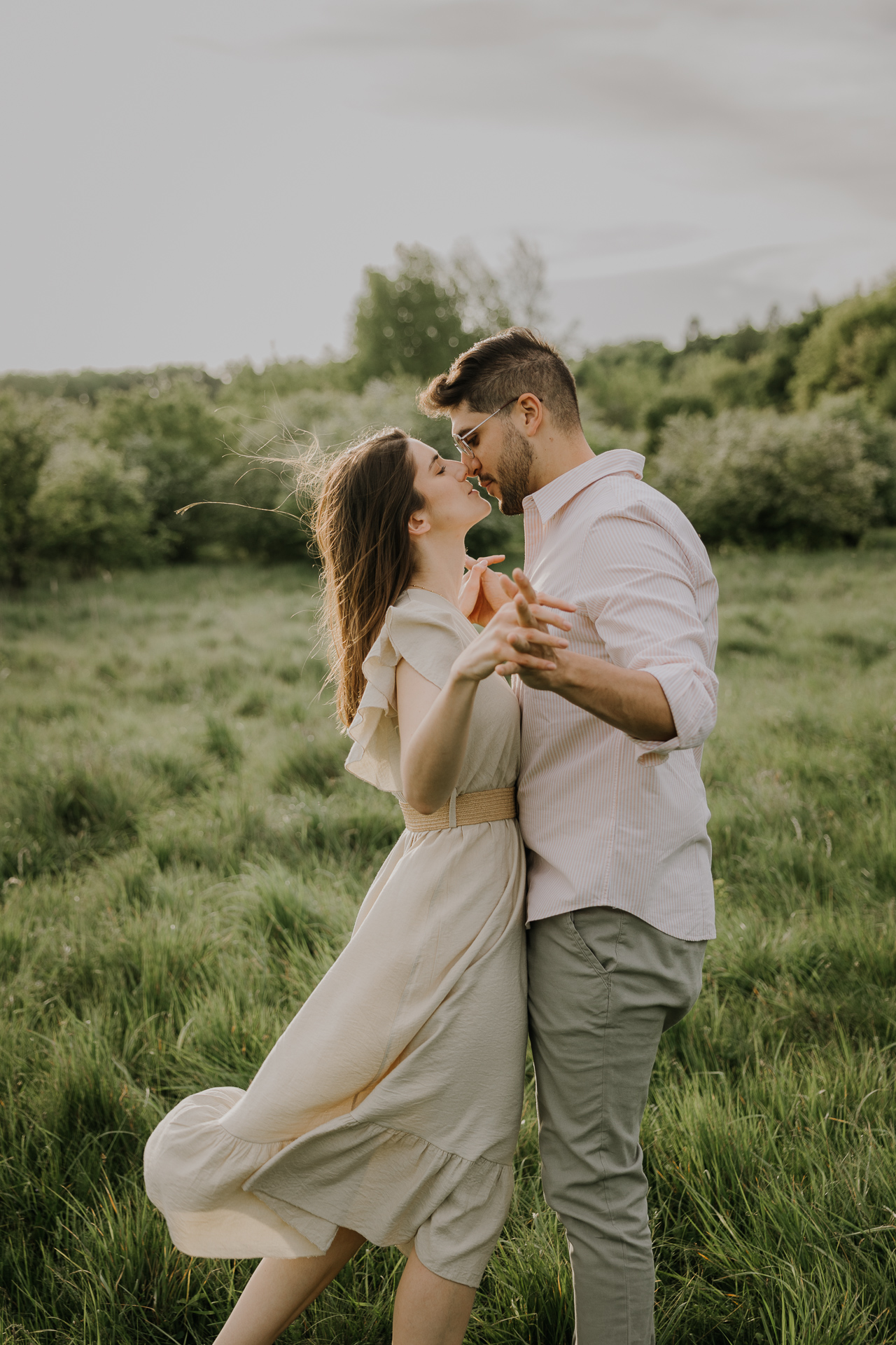 Taniec narzeczonych podczas sesji plenerowej