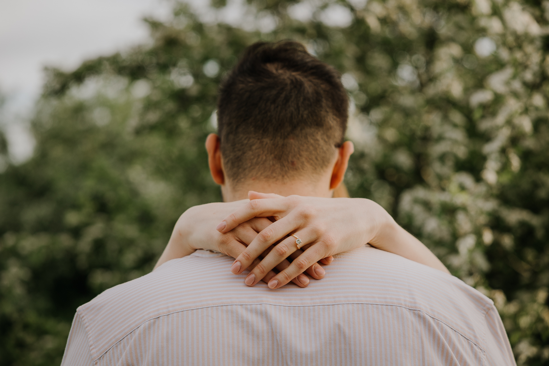 Zbliżenie na pierścionek zaręczynowy podczas sesji narzeczeńskiej