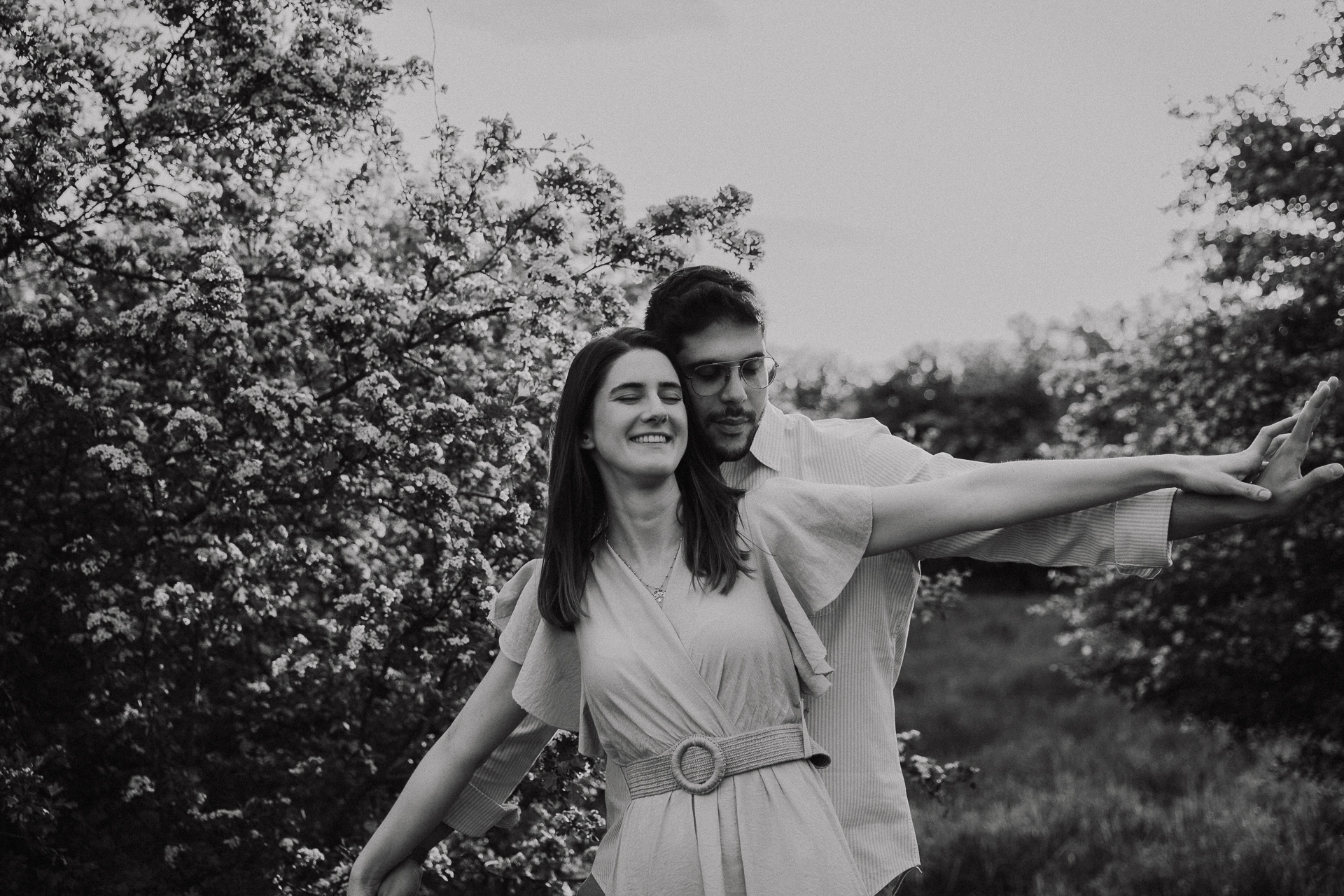 Spontaniczne zdjęcia zaręczynowe w ruchu