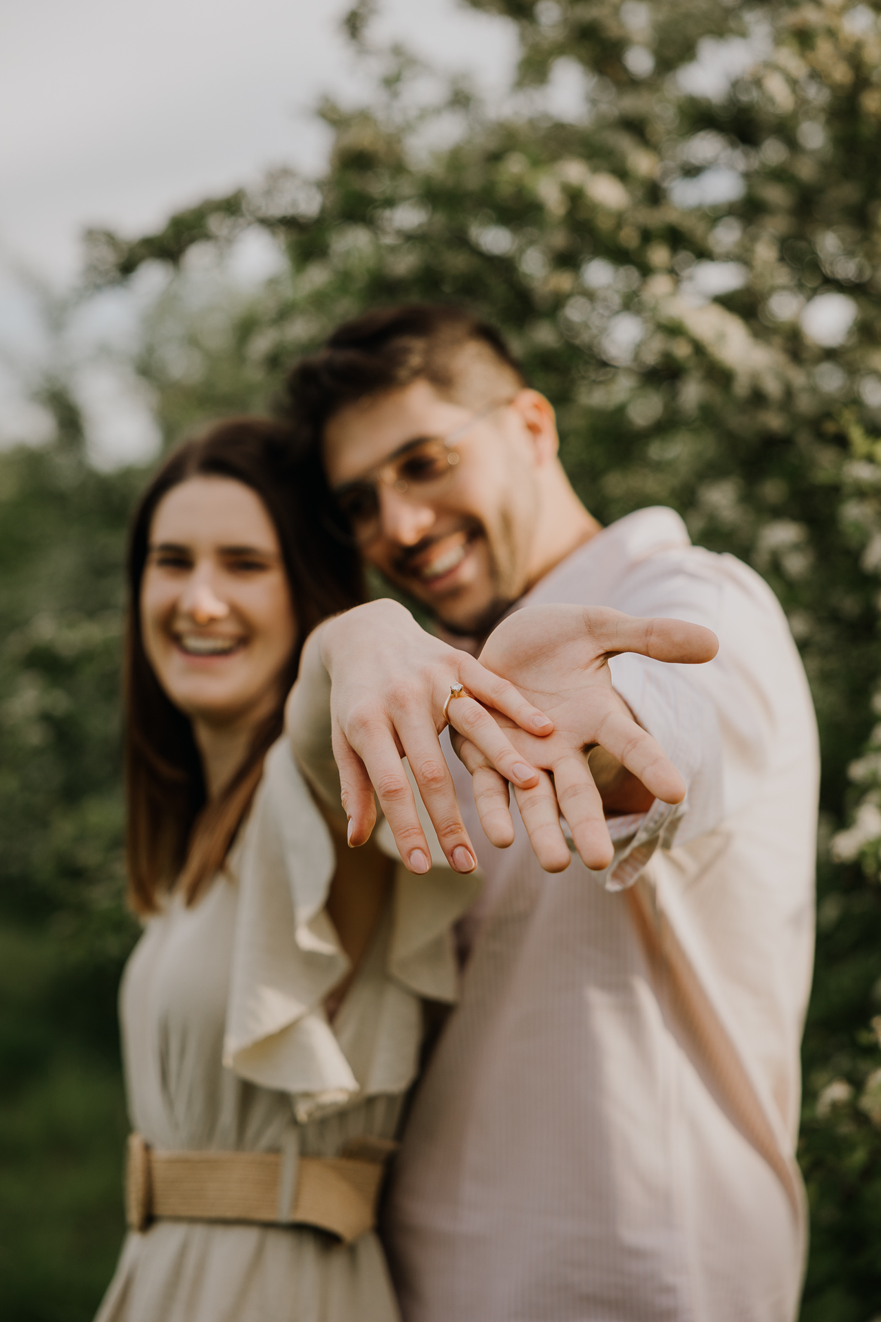 Zbliżenie na pierścionek zaręczynowy podczas sesji narzeczeńskiej