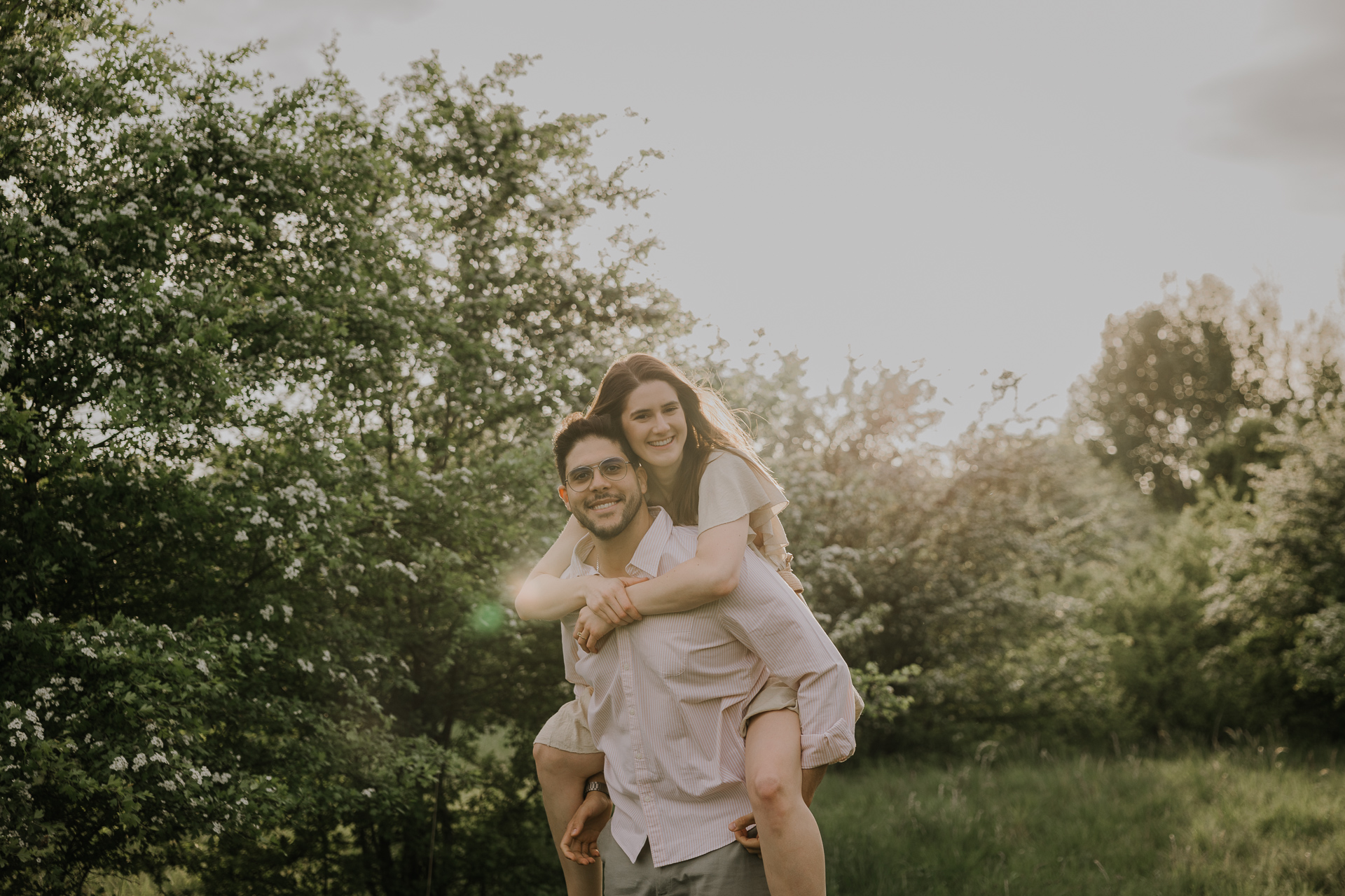 Spontaniczne zdjęcia zaręczynowe w ruchu podczas sesji zdjęciowej