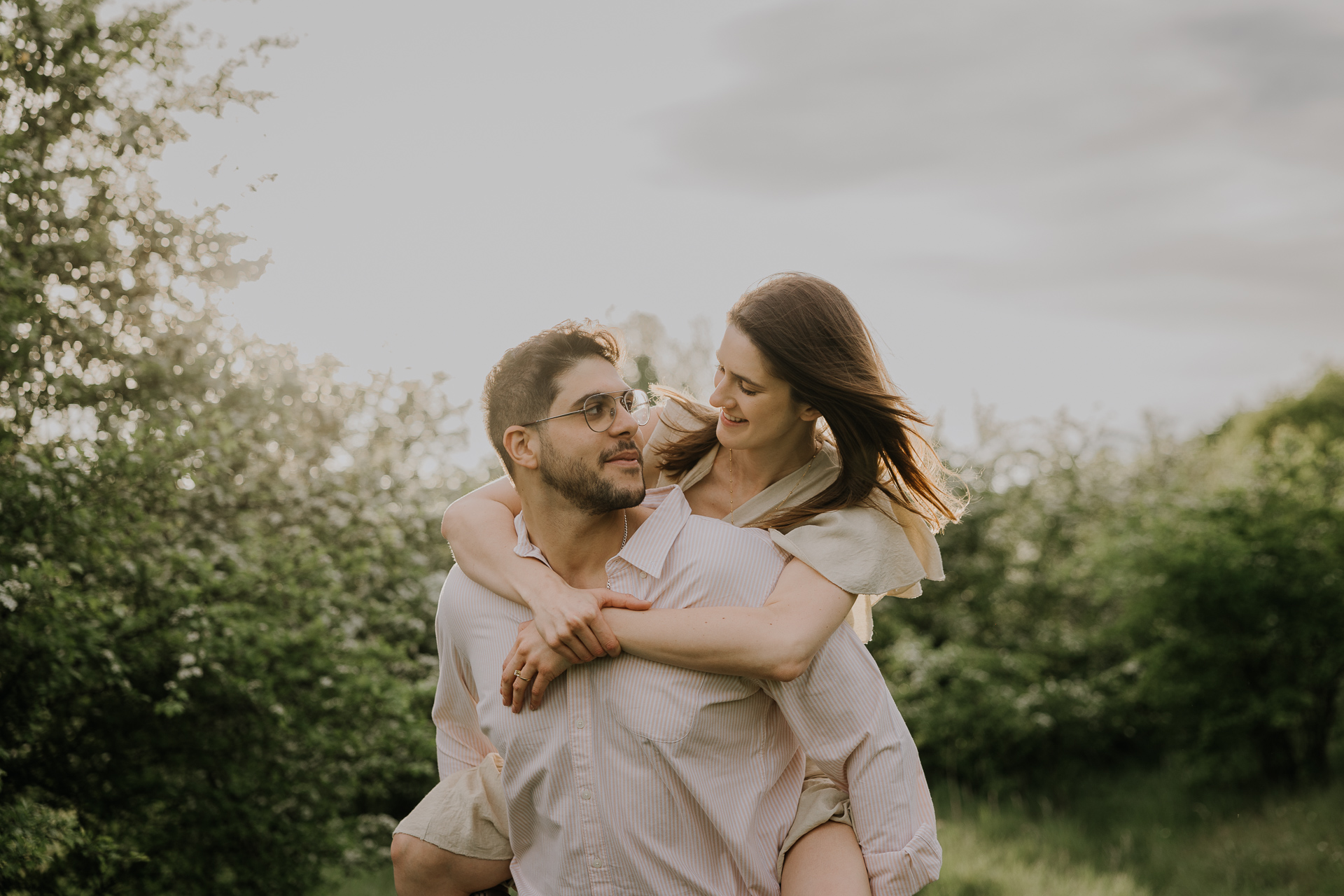 Spontaniczne zdjęcia zaręczynowe w ruchu podczas sesji zdjęciowej