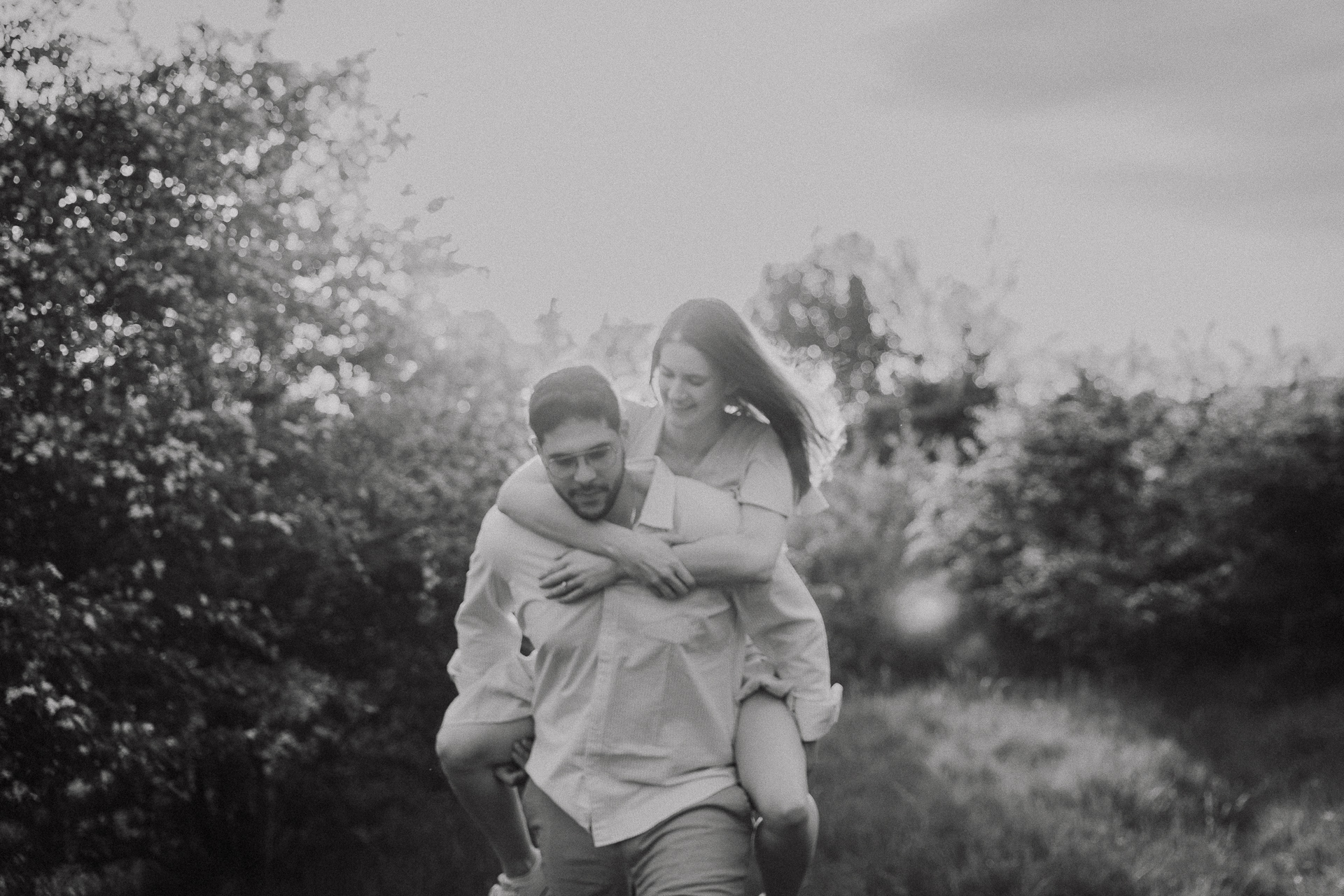 Spontaniczne i rozmazane zdjęcie zaręczynowe w ruchu podczas sesji zdjęciowej
