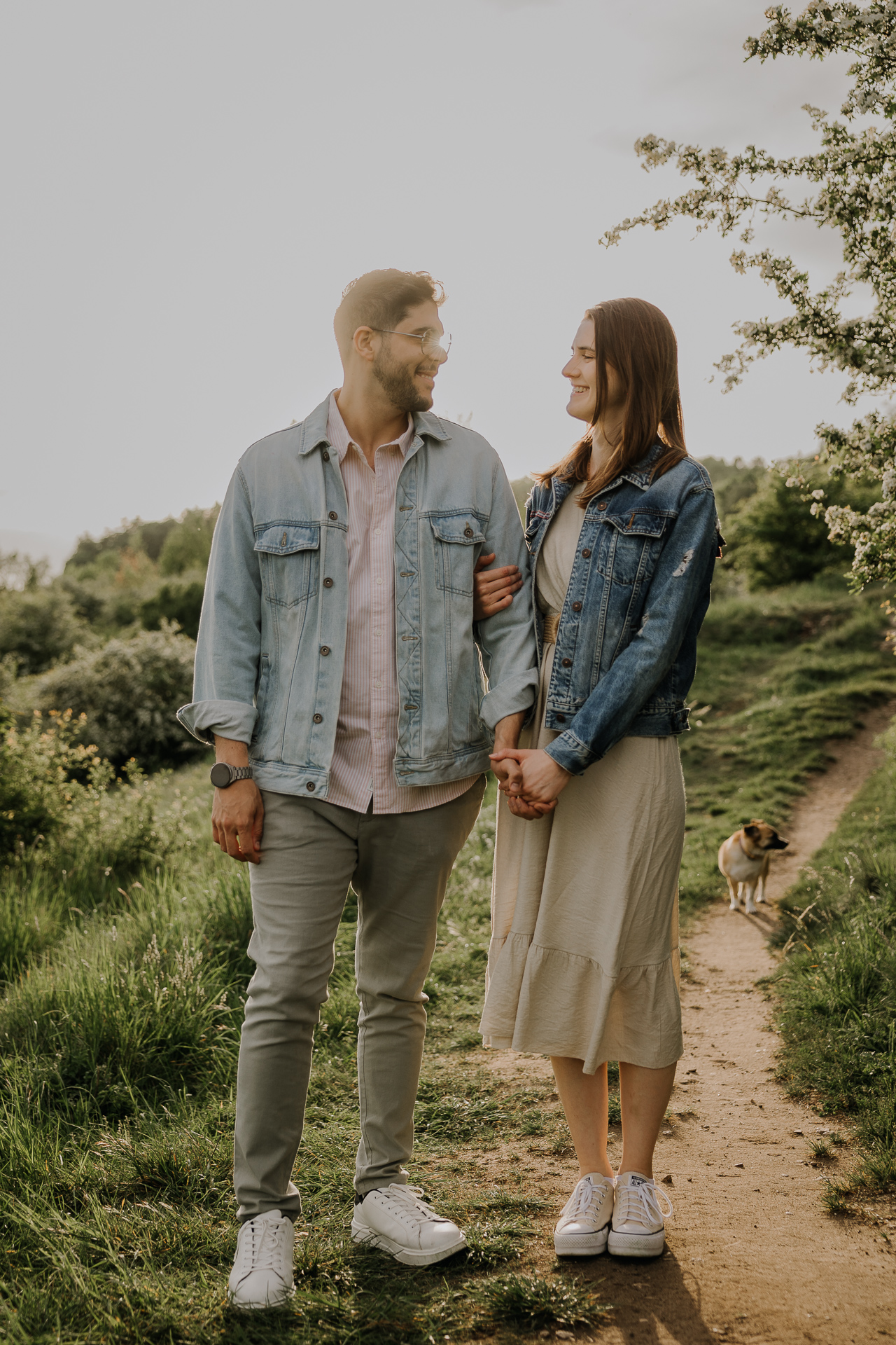 Portret pary narzeczonych w zachodzącym słońcu w Krakowie