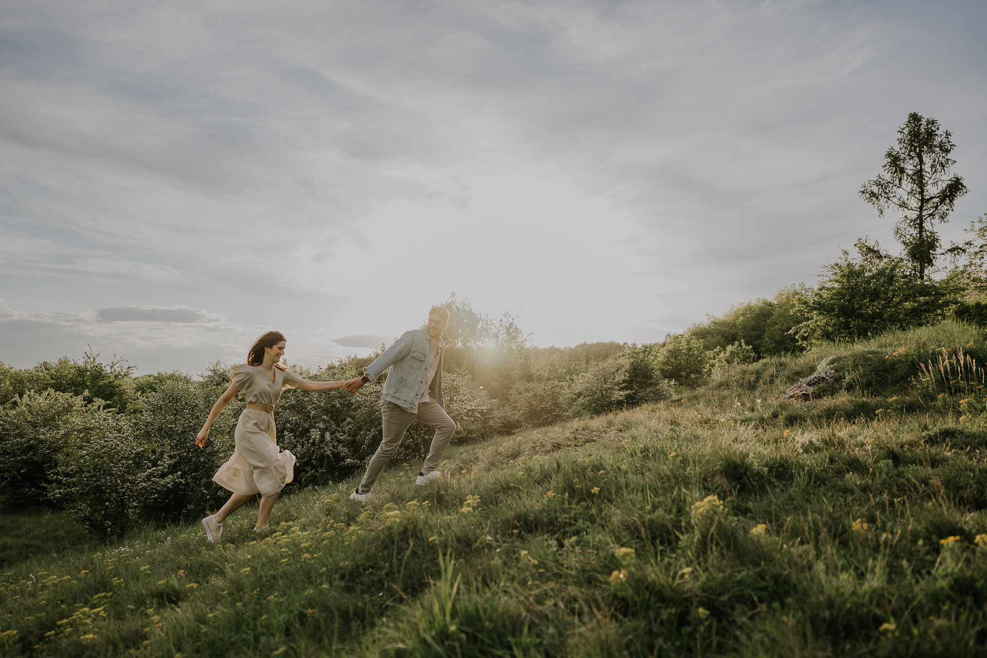 Narzeczeńskie kadry w biegu w zachodzącym słońcu Kraków