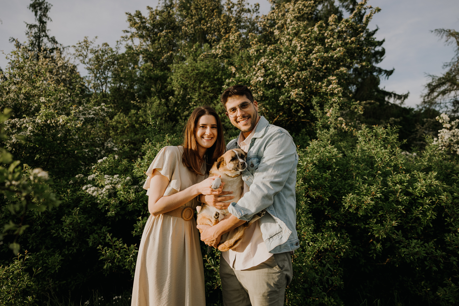 Portret pary narzeczonych z pieskiem podczas sesji narzeczeńskiej w Krakowie