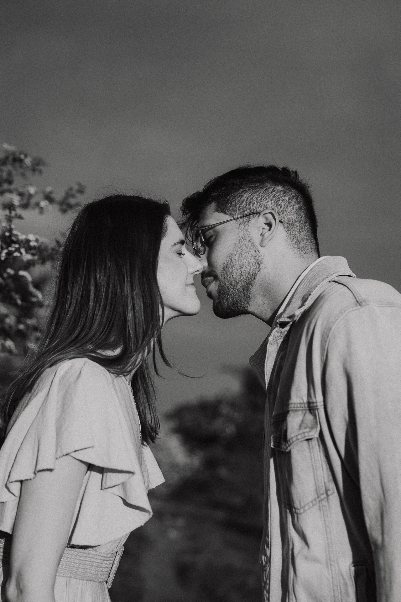 para narzeczonych próbuje się pocałować podczas sesji plenerowej