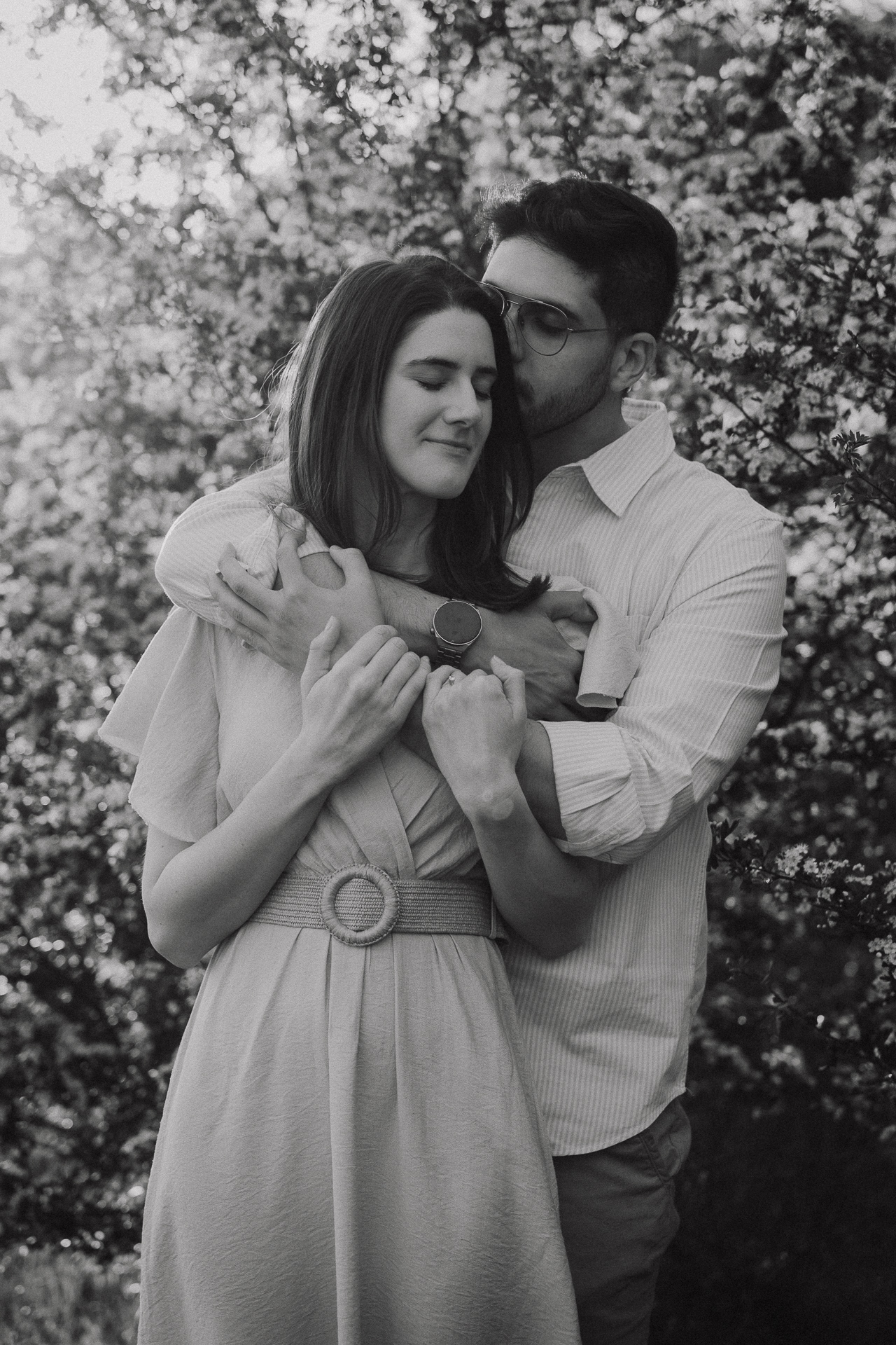 Zakochana para przytula się, sesja plenerowa Kraków