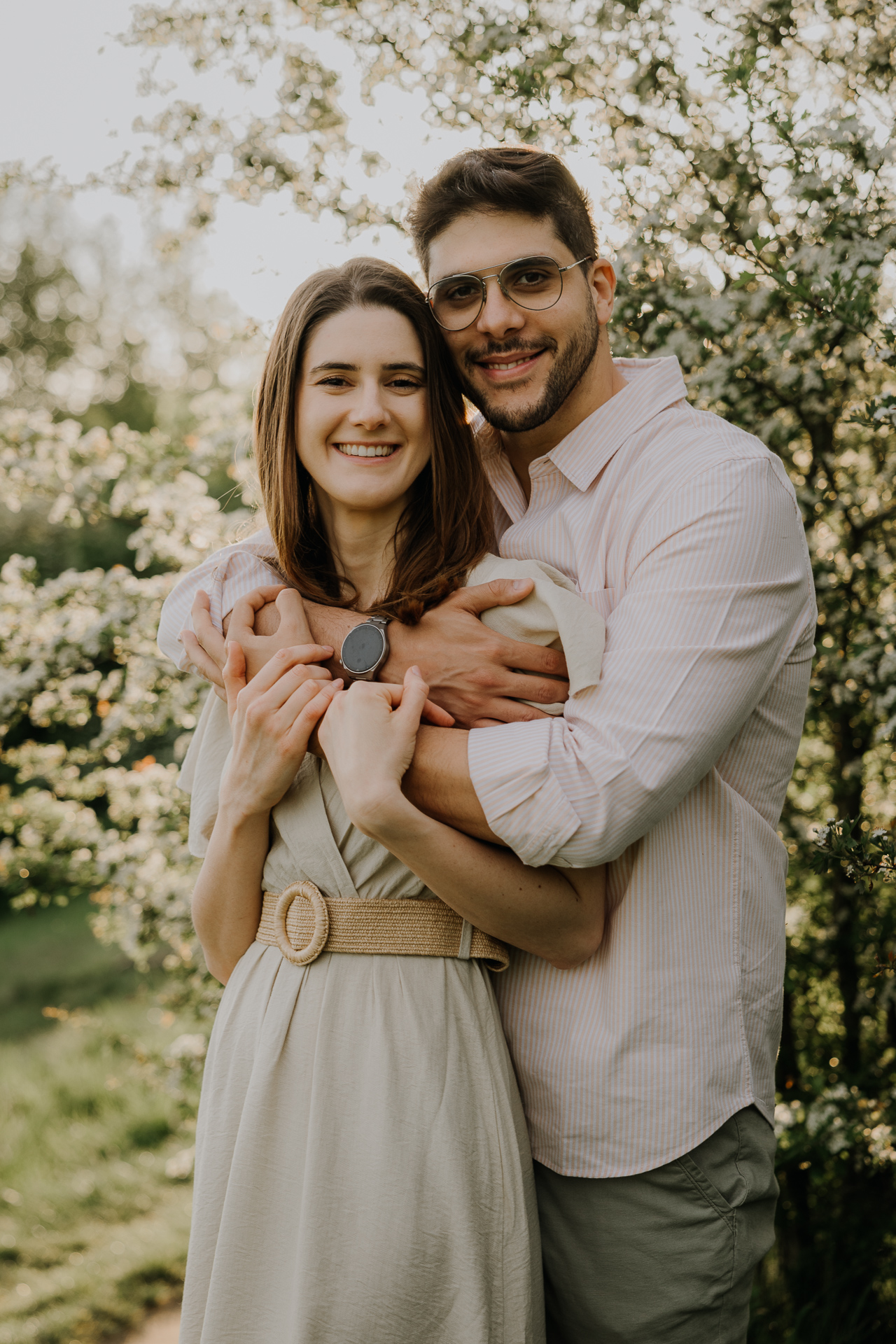 uśmiechnięty portret pary narzeczonych w wiosennej aurze podczas sesji plenerowej