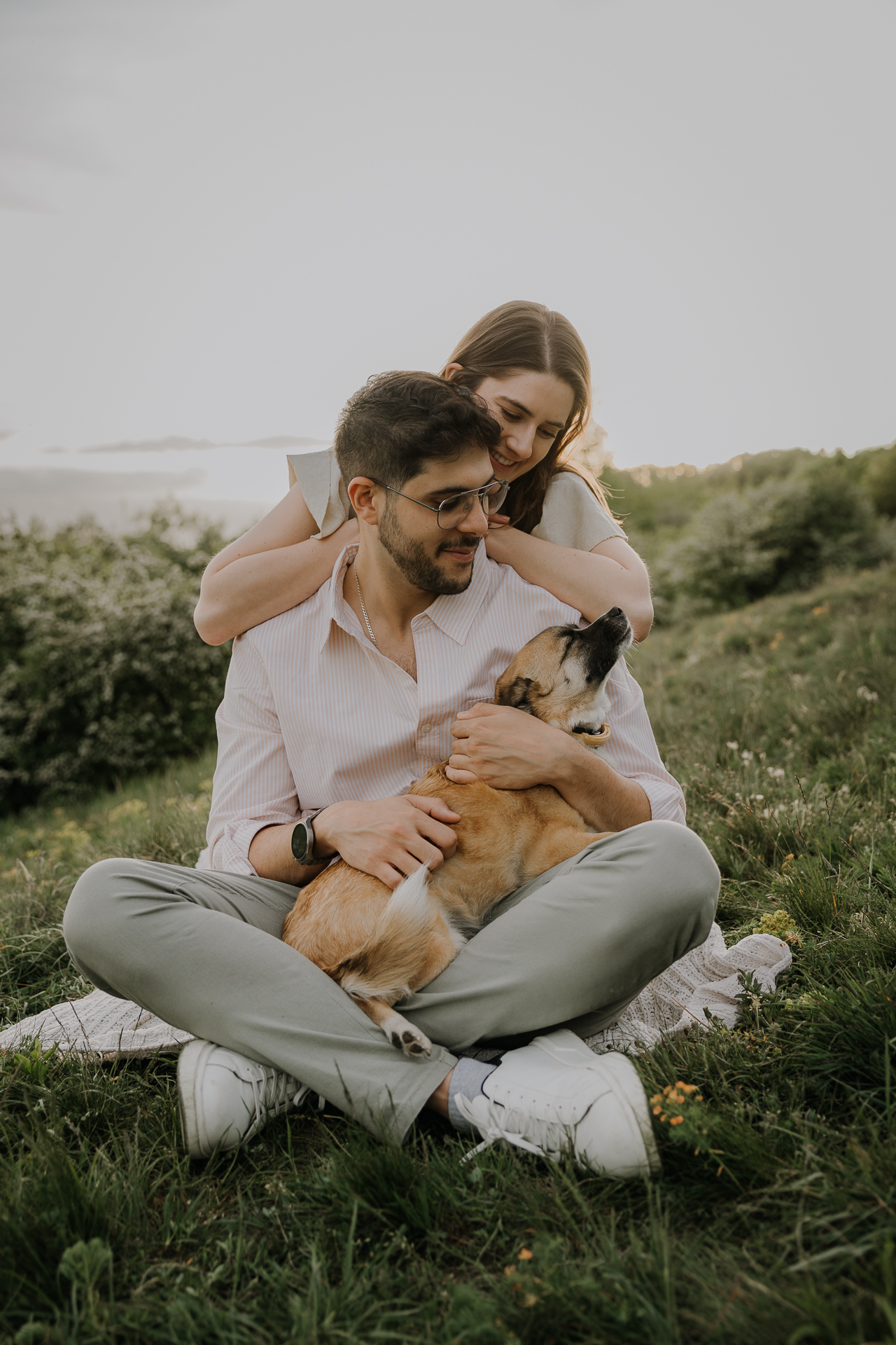Romantyczny plener narzeczeński z pieskiem Kraków