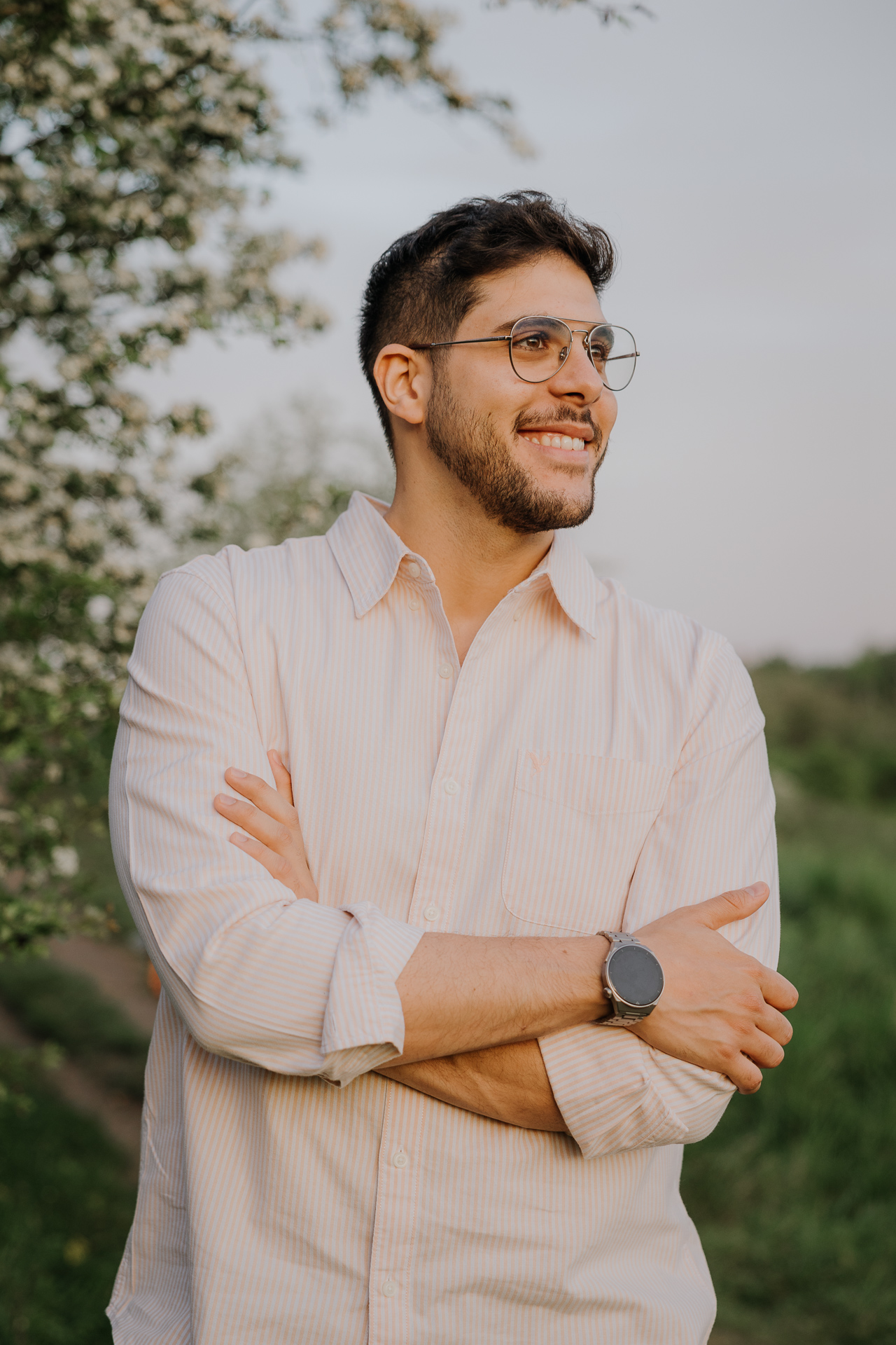 Portret mężczyzny podczas sesji zdjęciowej w plenerze