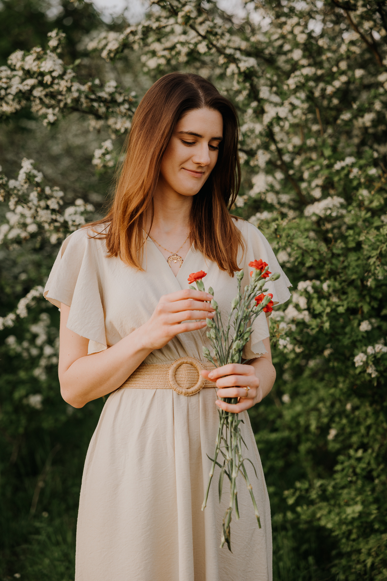 Portret kobiety podczas sesji zdjęciowej w plenerze