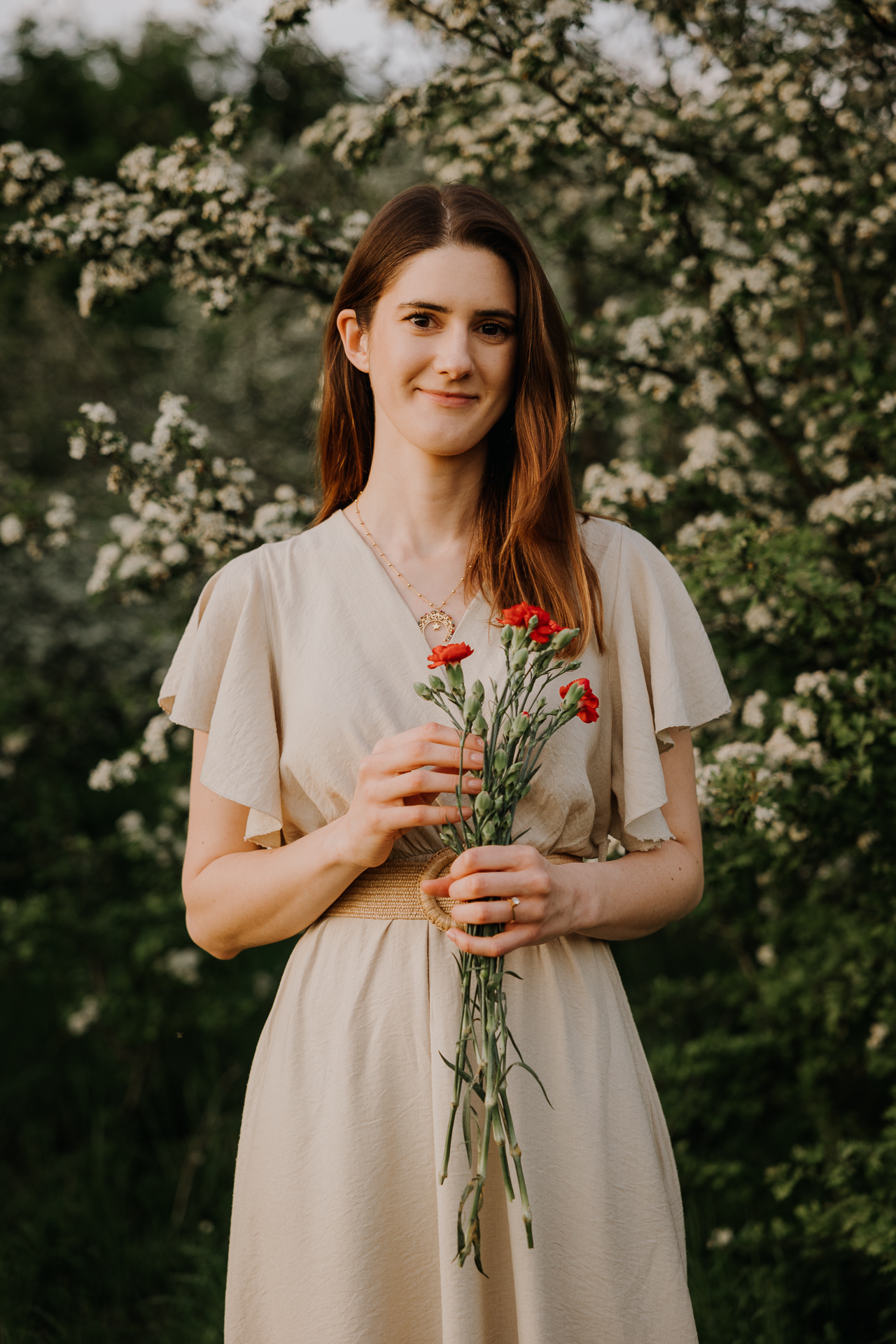 Portret kobiety podczas sesji zdjęciowej w plenerze