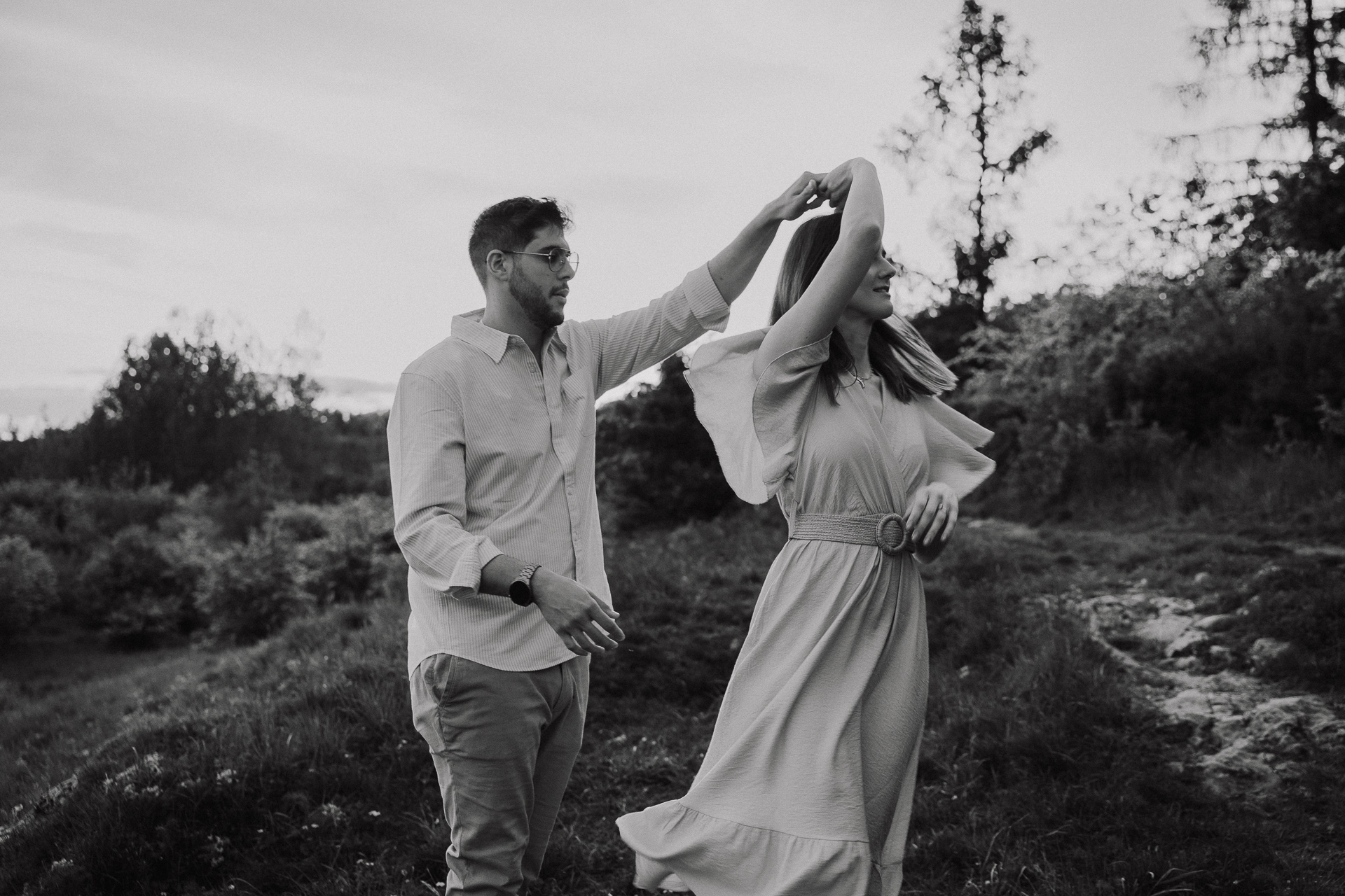 Para narzeczonych tańczy podczas sesji narzeczeńskiej