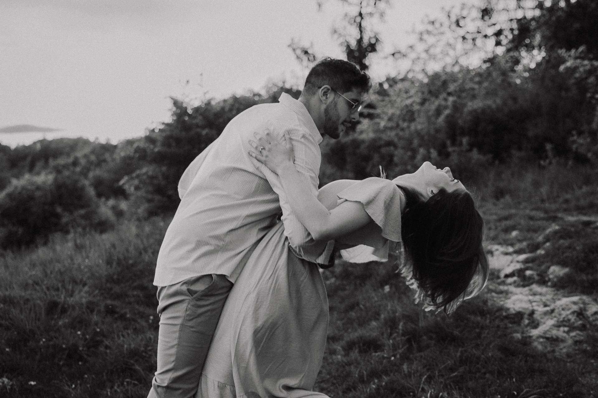 Para narzeczonych tańczy podczas sesji narzeczeńskiej