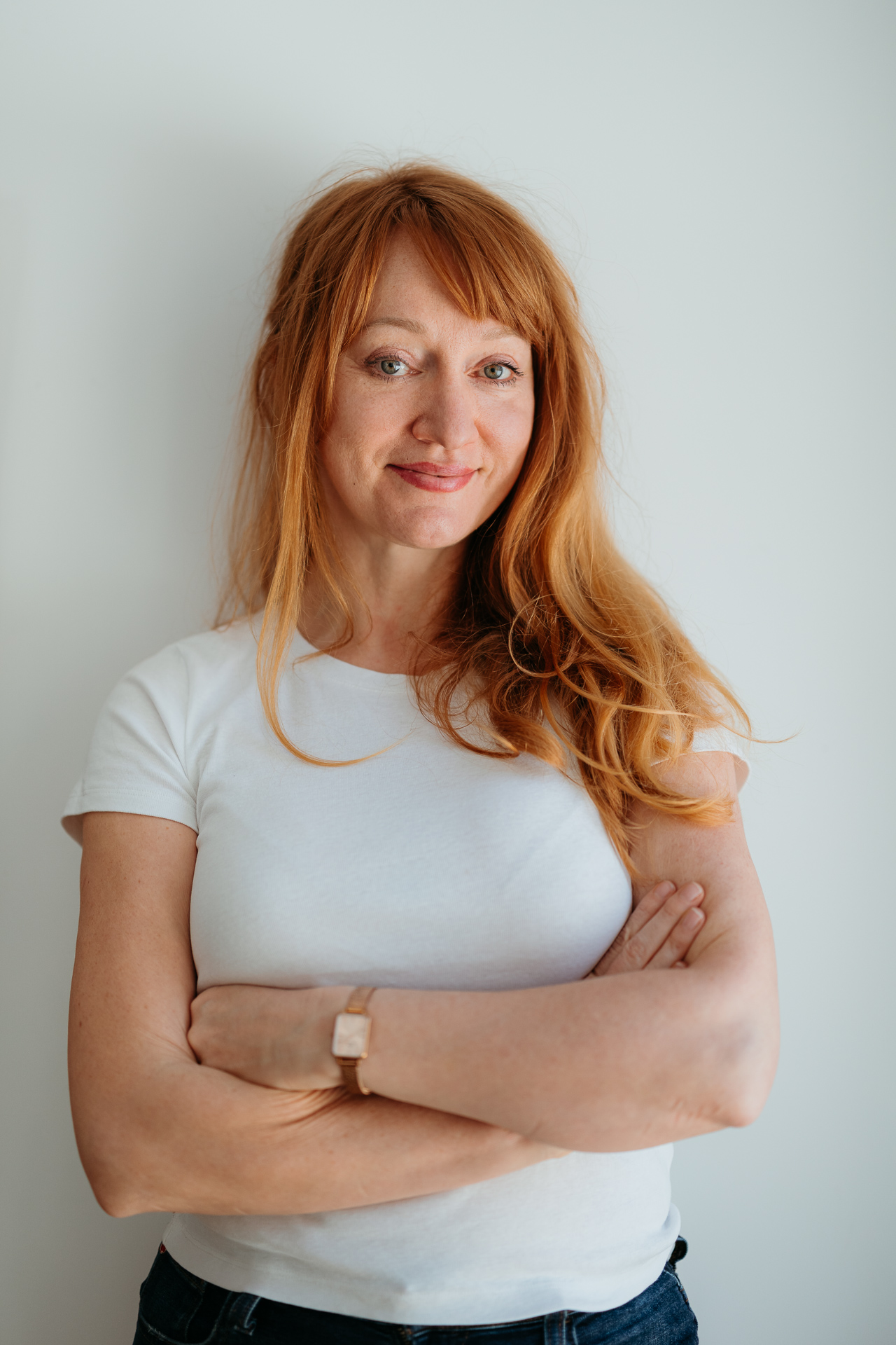 kobieta stoi i się uśmiecha podczas sesji wizerunkowej