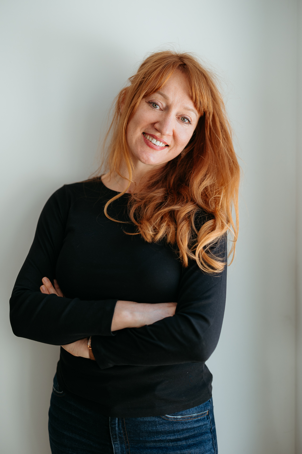 kobieta stoi i się uśmiecha podczas sesji wizerunkowej