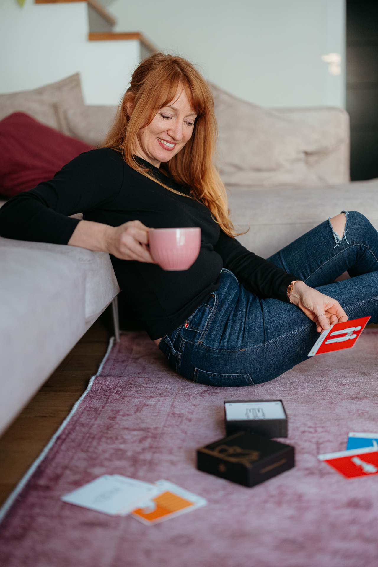 kobieta pije kawę i przegląda karty do pracy podczas sesji wizerunkowej