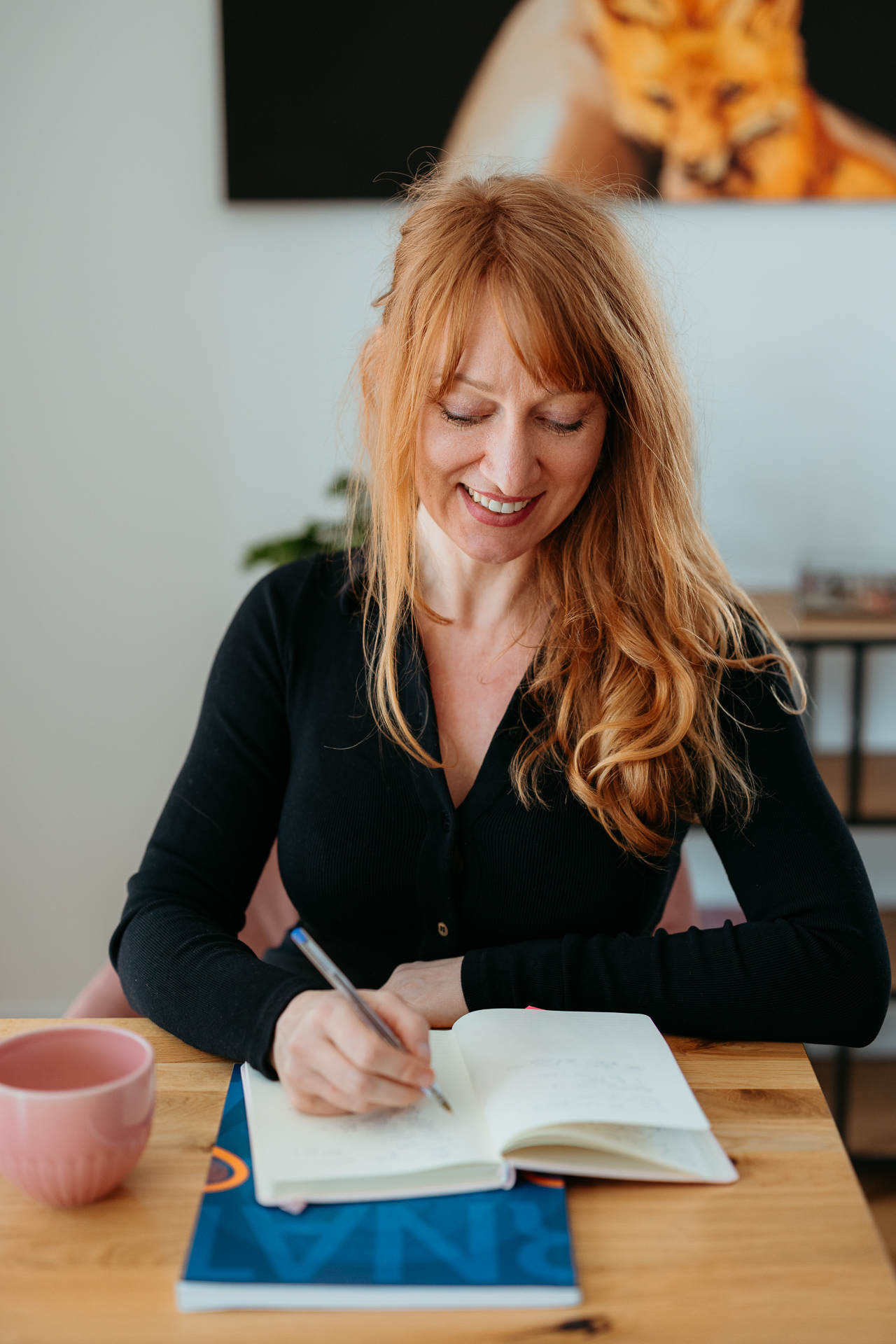 kobieta pisze cos w notatniku podczas sesji wizerunkowej