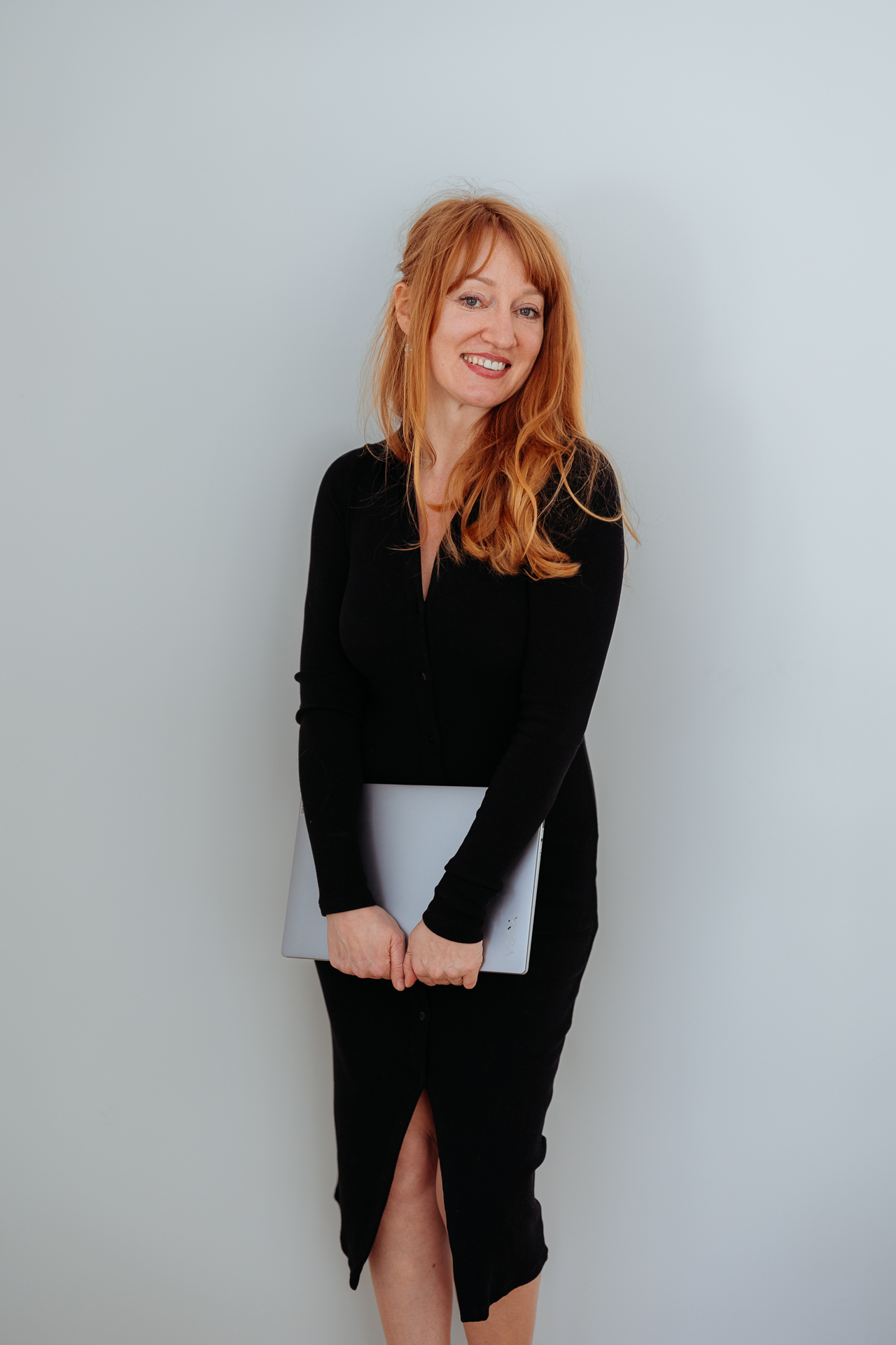 kobieta z laptopem podczas sesji wizerunkowej w domu