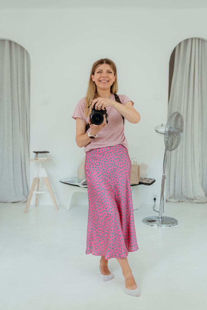 Fotografka z aparatem w studio Samit w Krakowie