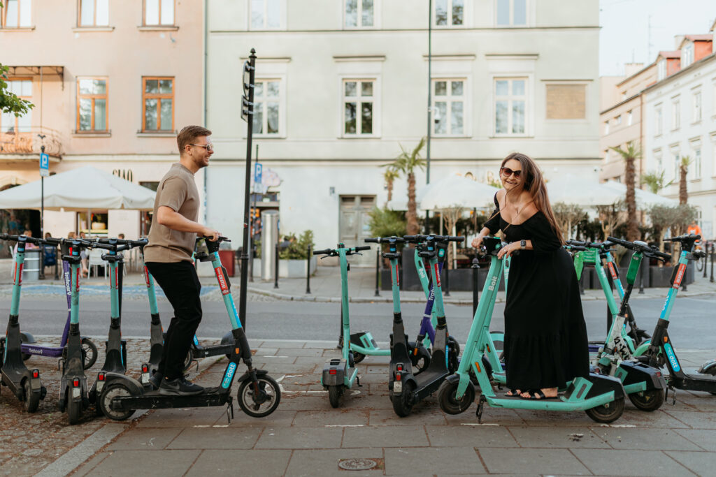 para stoi na hulajnogach podczas sesji miejskiej w Krakowie