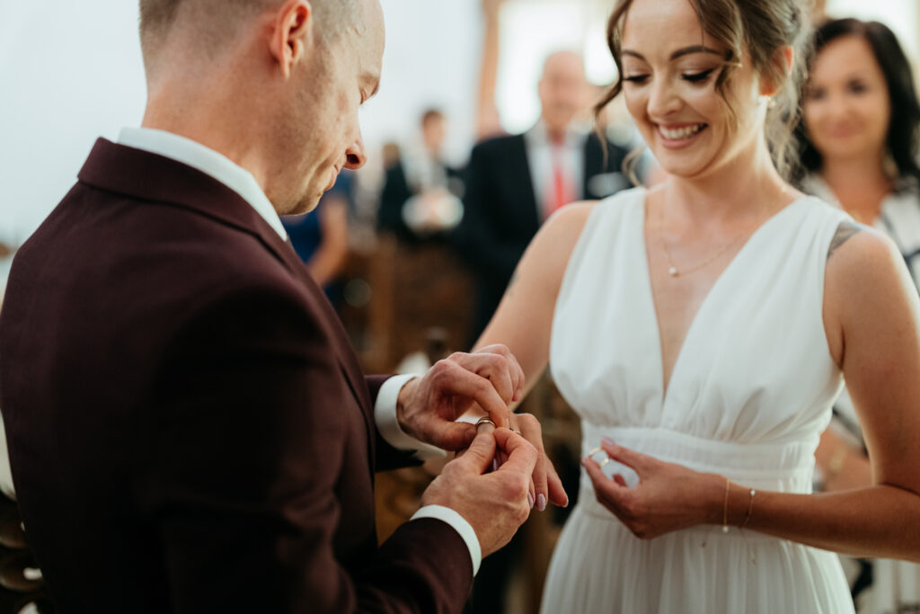 Pan Młody zakłada Pannie Młodej obrączkę, ślub cywilny, Zamek Żupny Wieliczka