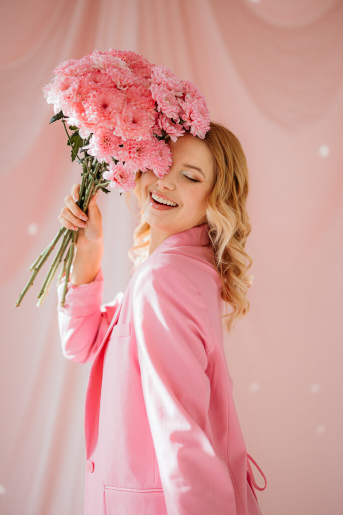 modelka ubrana na różowo, sesja z kwiatami z w studio