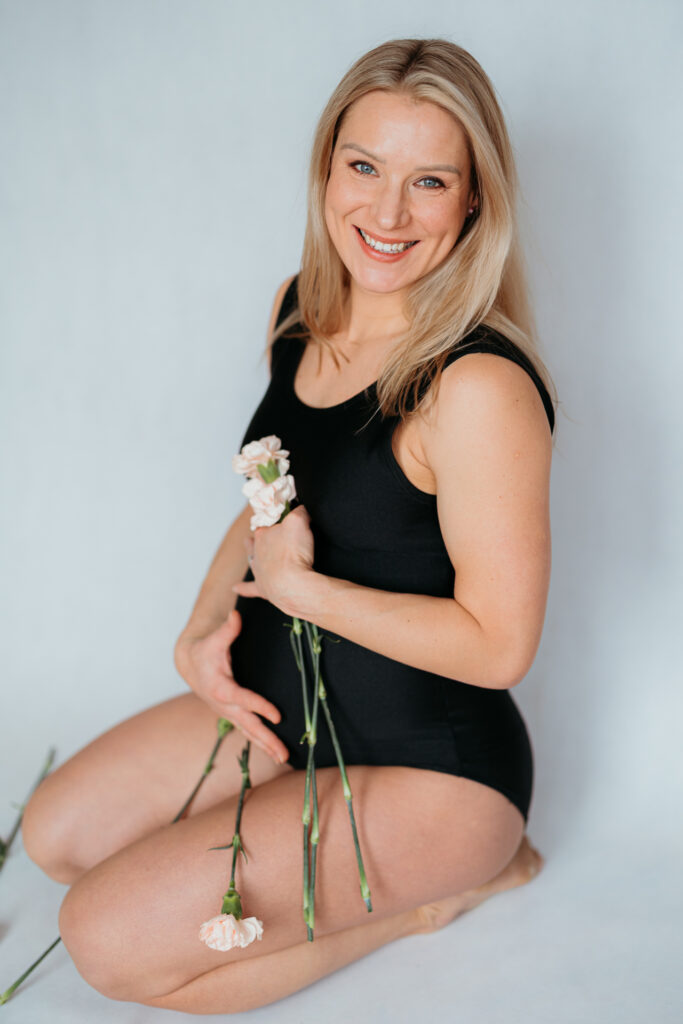 sesja ciazowa w domu z odkrytym brzuszkiem w Krakowie