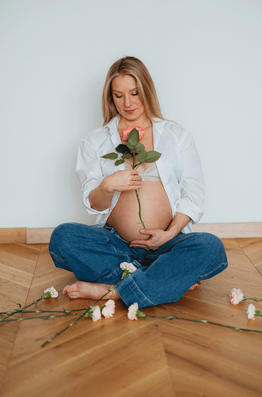 sesja ciążowa w domu z kwiatami, przyszła Mama siedzi na podłodze, Kraków