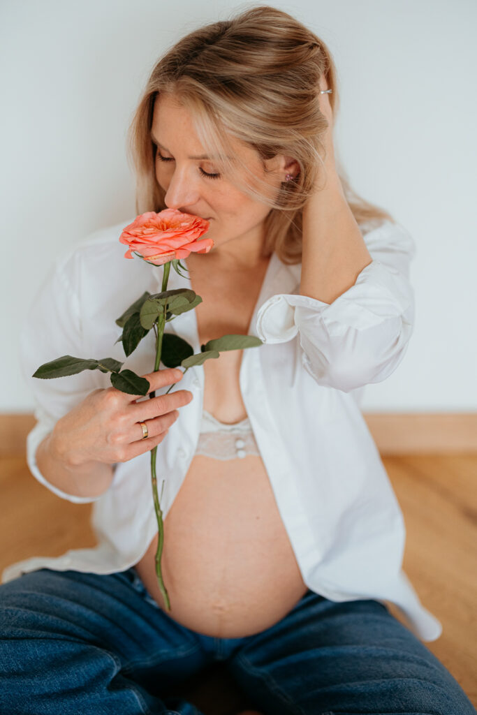 sesja ciazowa, uśmiechnięta przyszła Mama w domu z odkrytym brzuszkiem w Krakowie