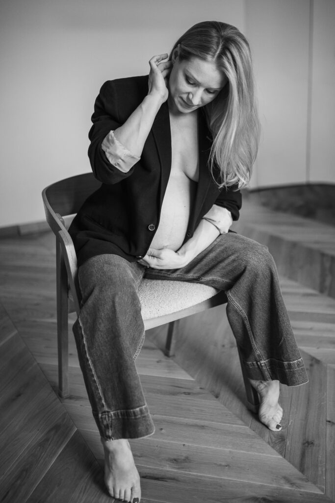 sesja ciazowa w domu z odkrytym brzuszkiem w Krakowie