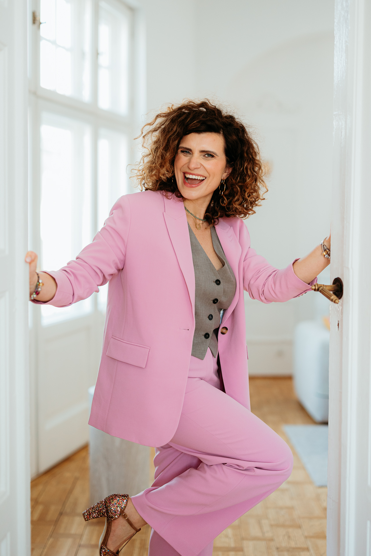 profesjonalna, kobieca sesja wizerunkowa w studio, marka osobista